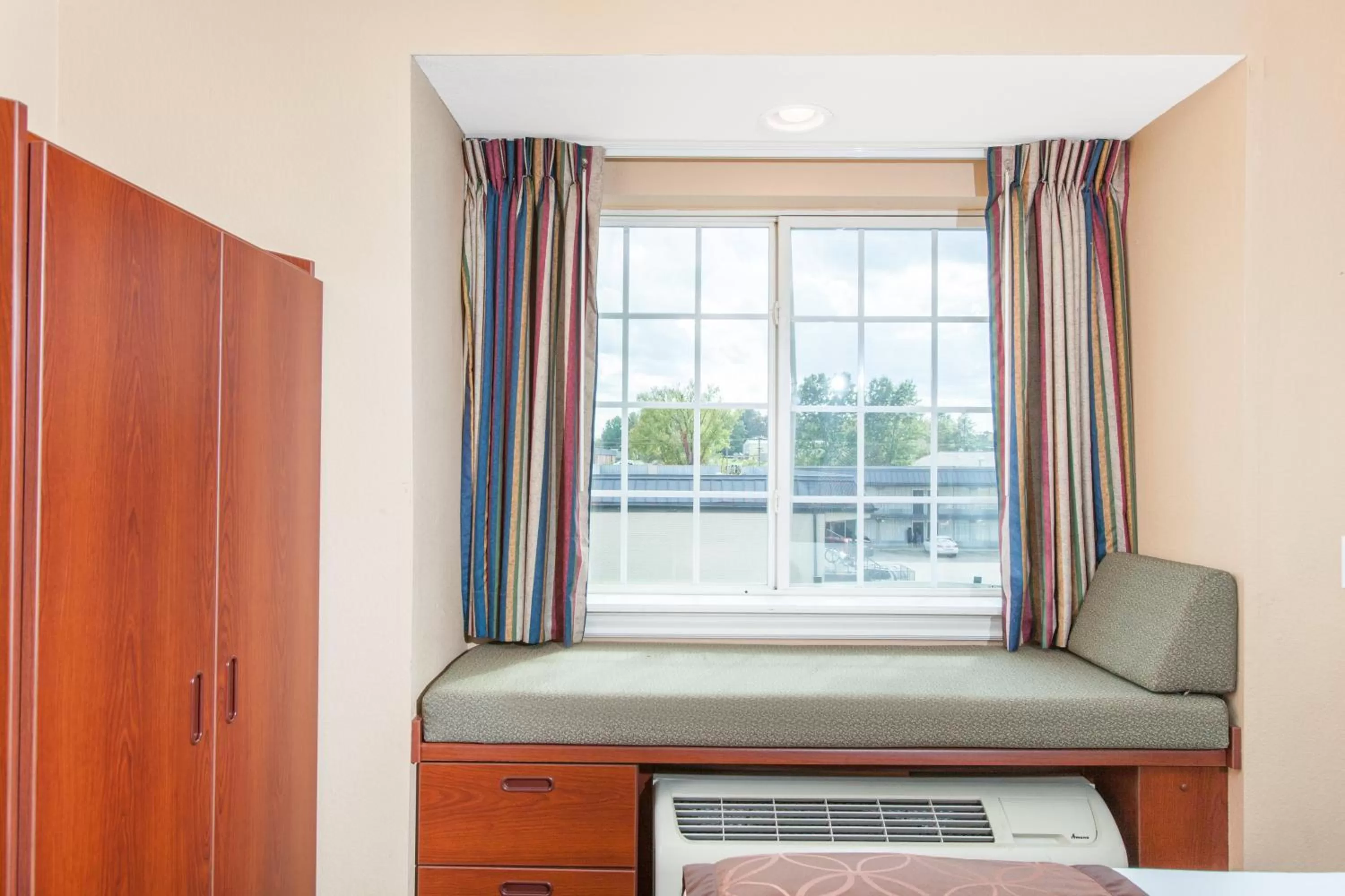 1 Queen Bed, Mobility Accessible Room, Bathtub w/ Grab Bars, Non-Smoking in Microtel Inn by Wyndham Rogers