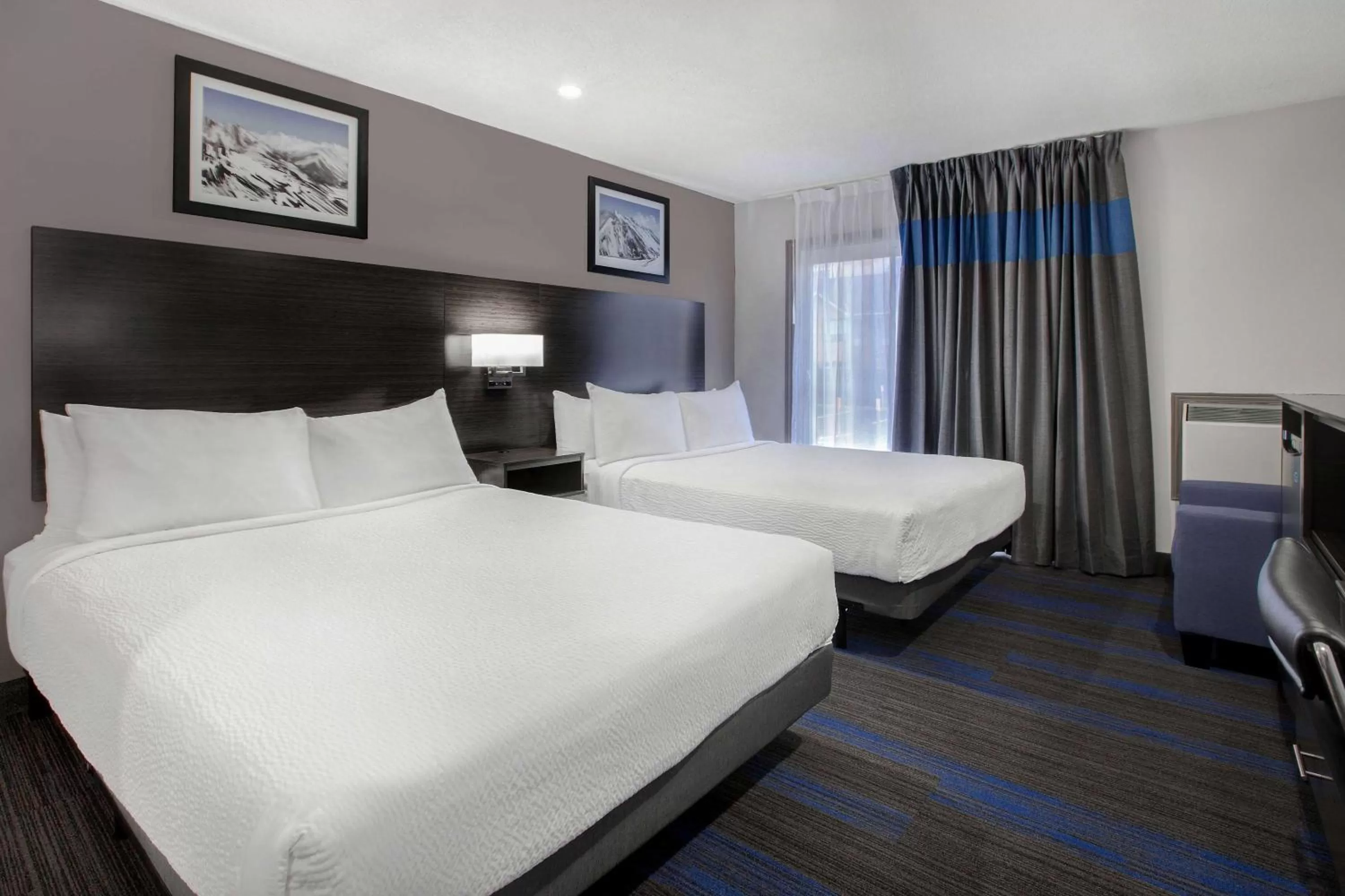 Queen Room with Two Queen Beds/ First Floor with Parking Lot Access, Non-Smoking in Days Inn by Wyndham Barrie