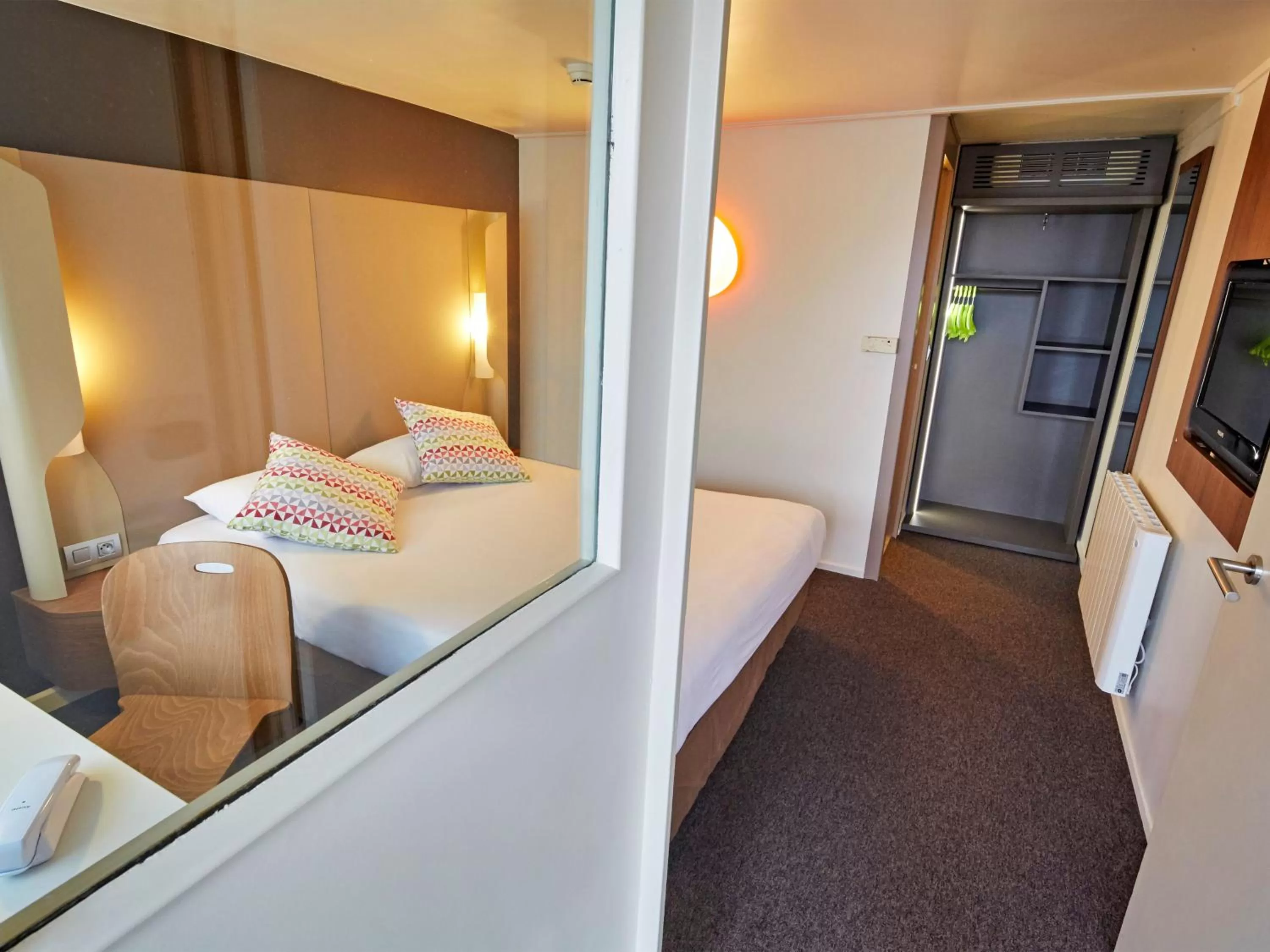 Standard Double Room with One Single Bed - Up to Ten Years in Campanile Dijon Nord - Toison D'or