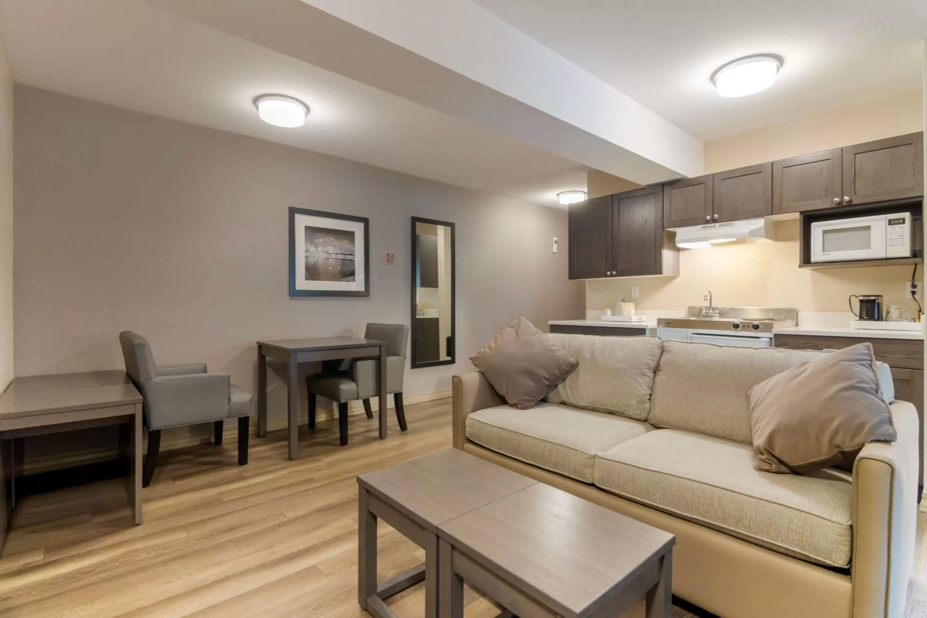 Queen Suite with Full Kitchen and Mountain View - Non-Smoking in Best Western Premier Aberdeen Kamloops