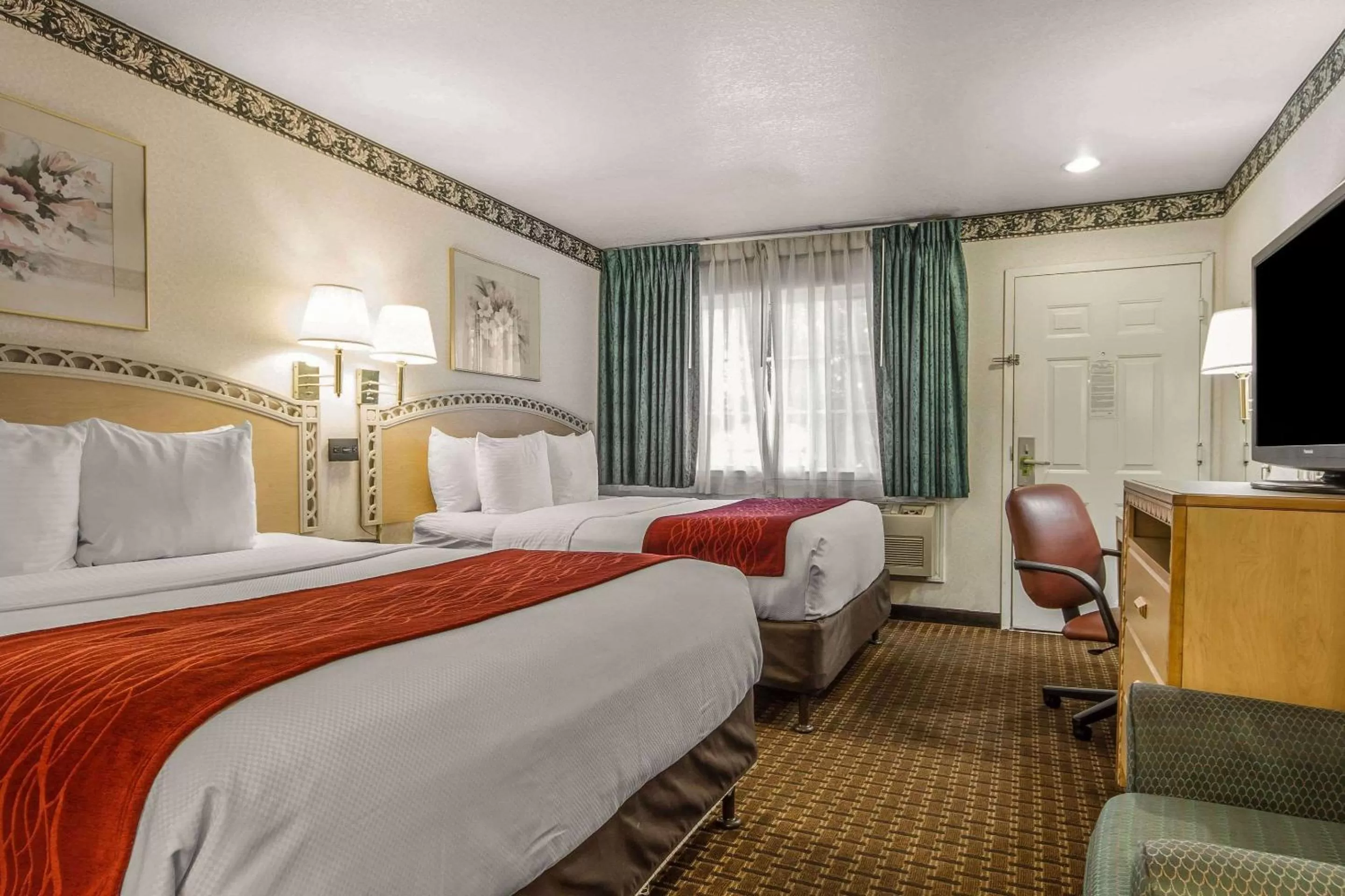 Queen Room with Two Queen Beds - Non-Smoking in Comfort Inn Palo Alto