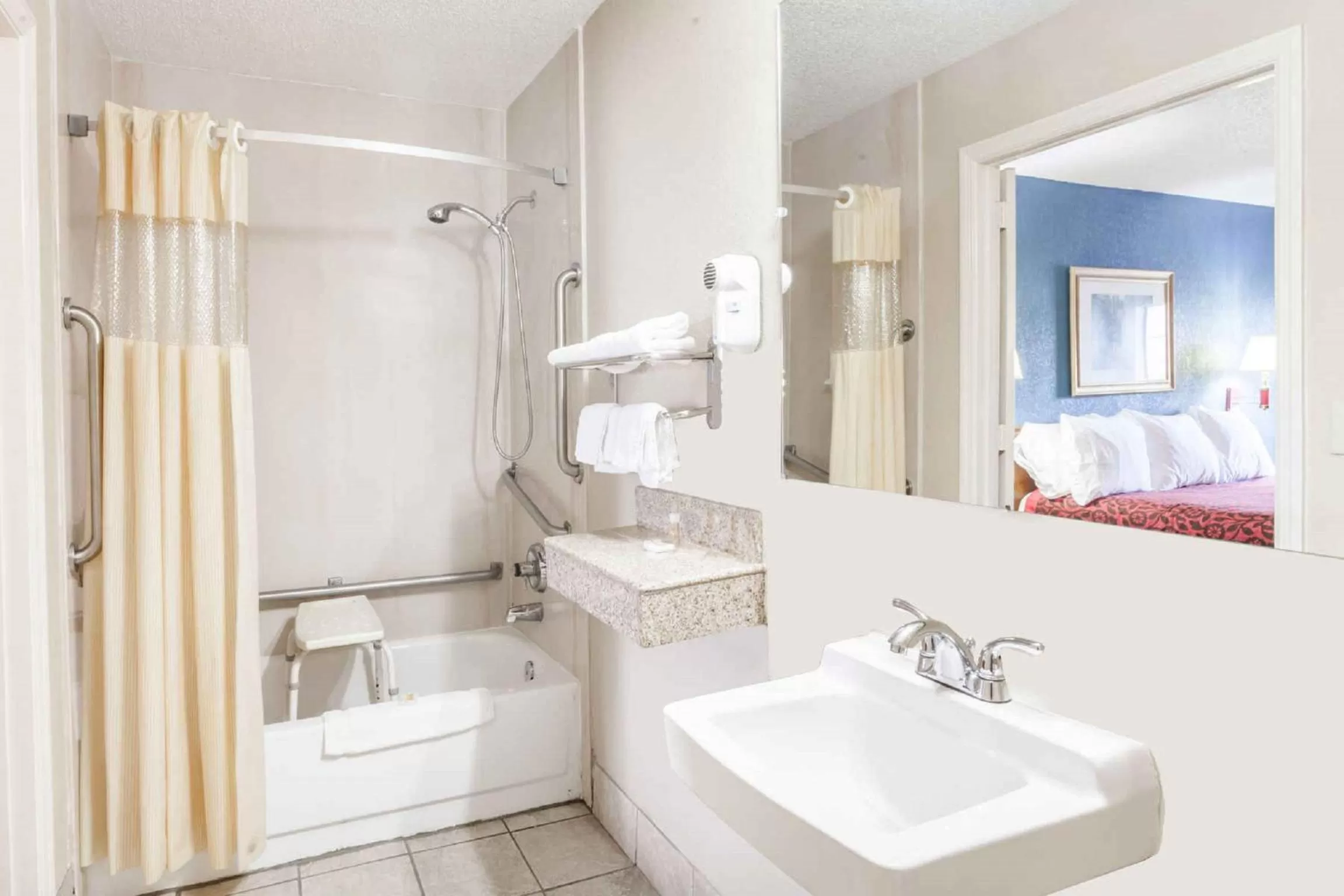 King Room with Bath Tub - Mobility Accessible/Smoking in Days Inn by Wyndham Nashville N Opryland/Grand Ole Opry