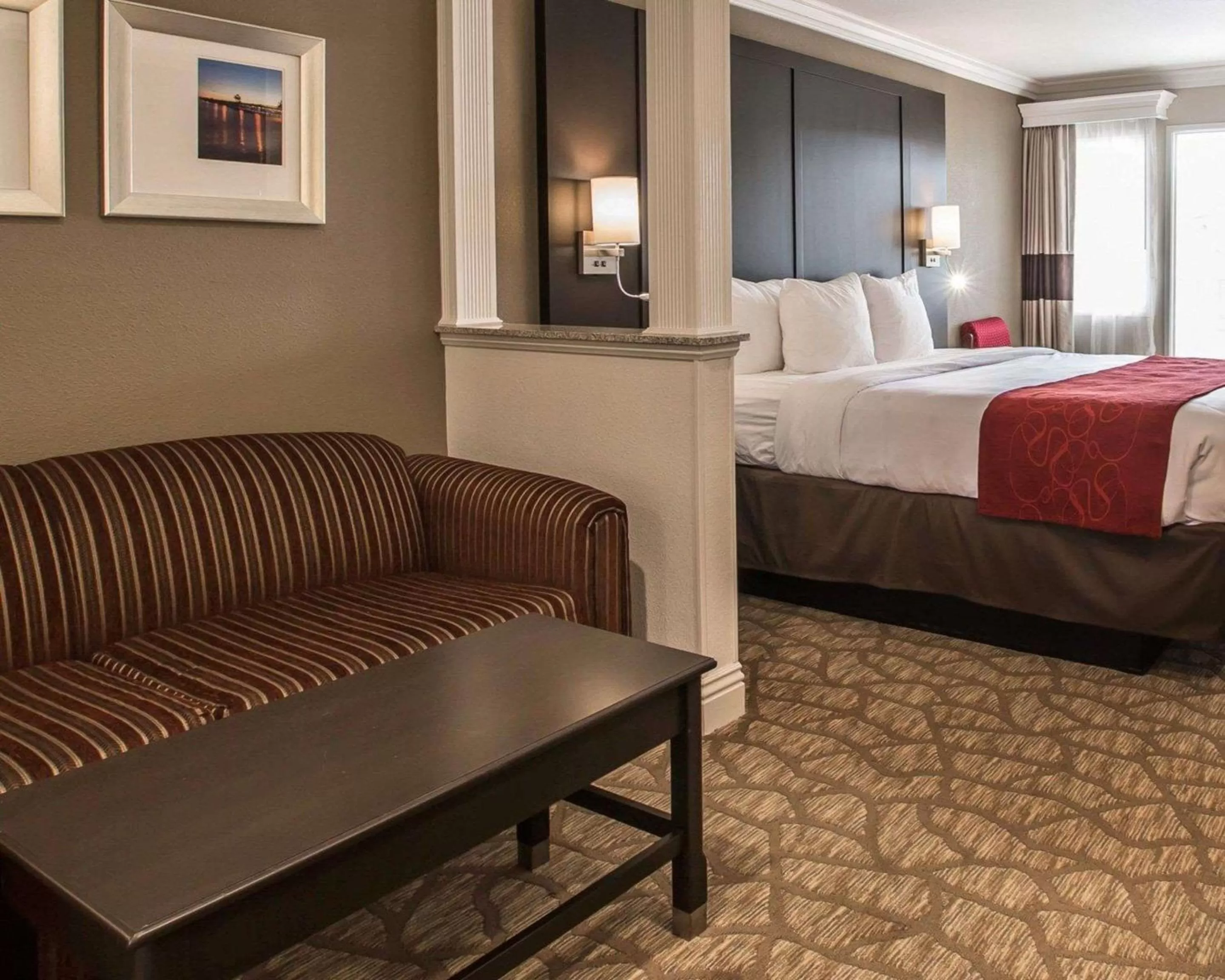 Suite, 1 King Bed with Sofa Bed, Accessible Tub, Non Smoking in Comfort Suites San Clemente Beach