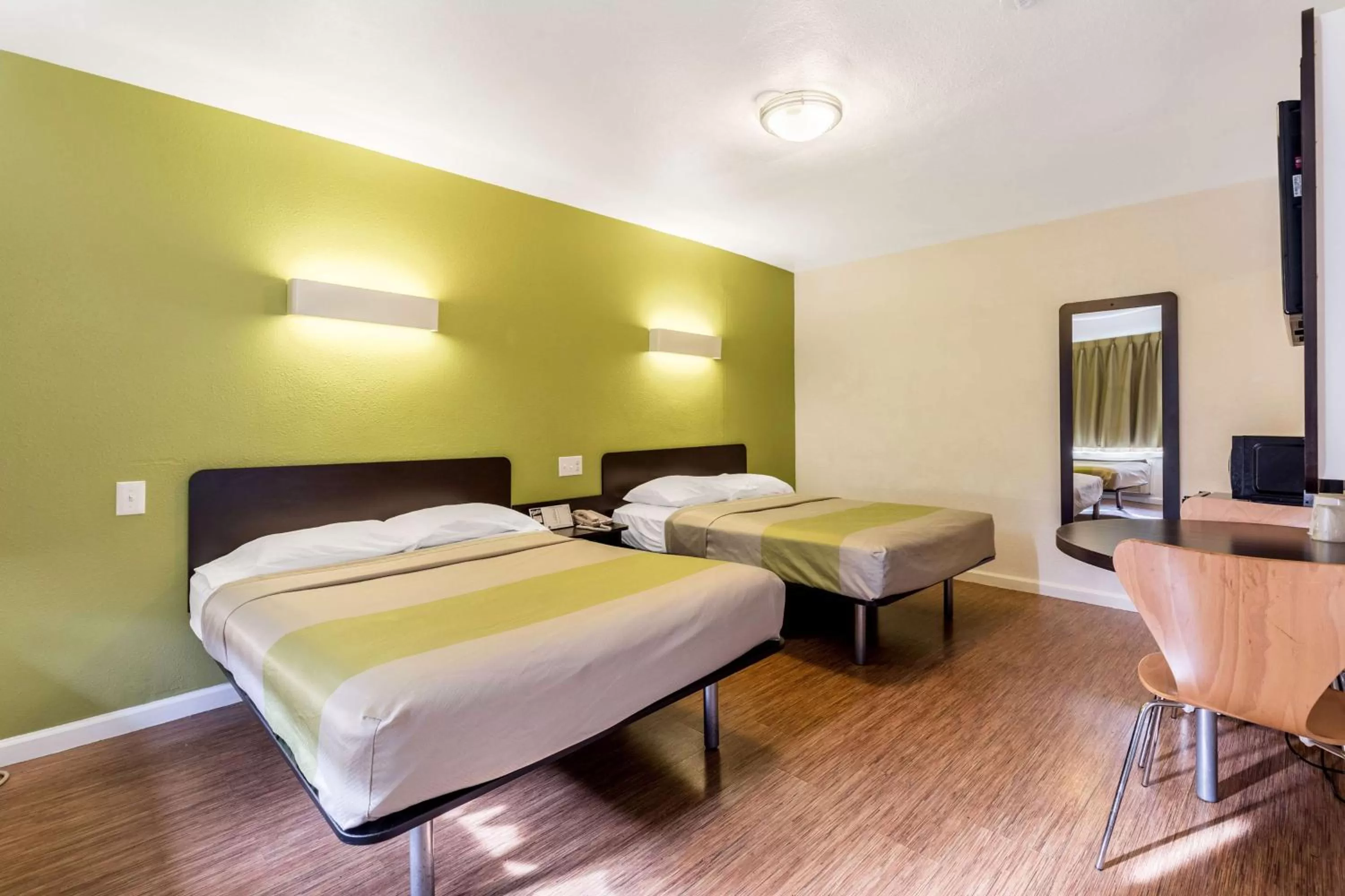 Quadruple Room - Disability Access - Roll in Shower in Motel 6 San Rafael