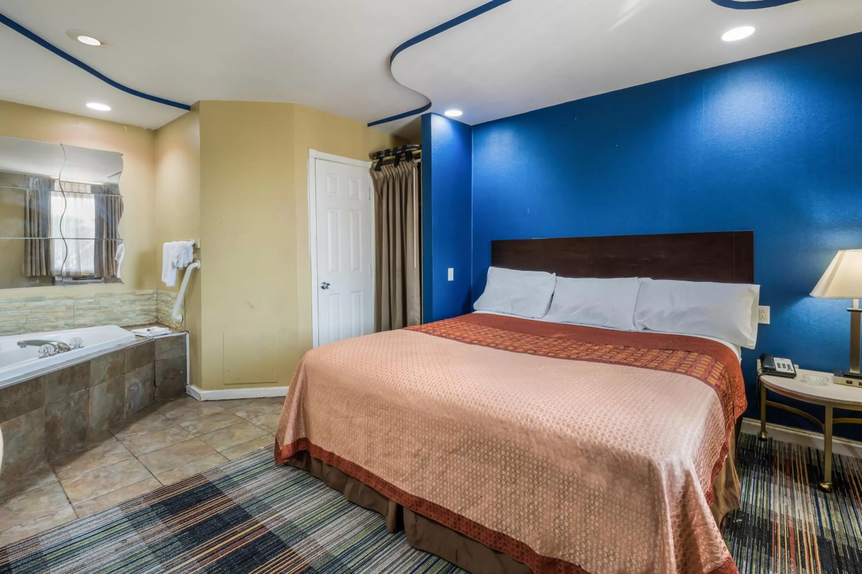  Deluxe King Bed Smoking with Jetted Tub in Knights Inn Trevose