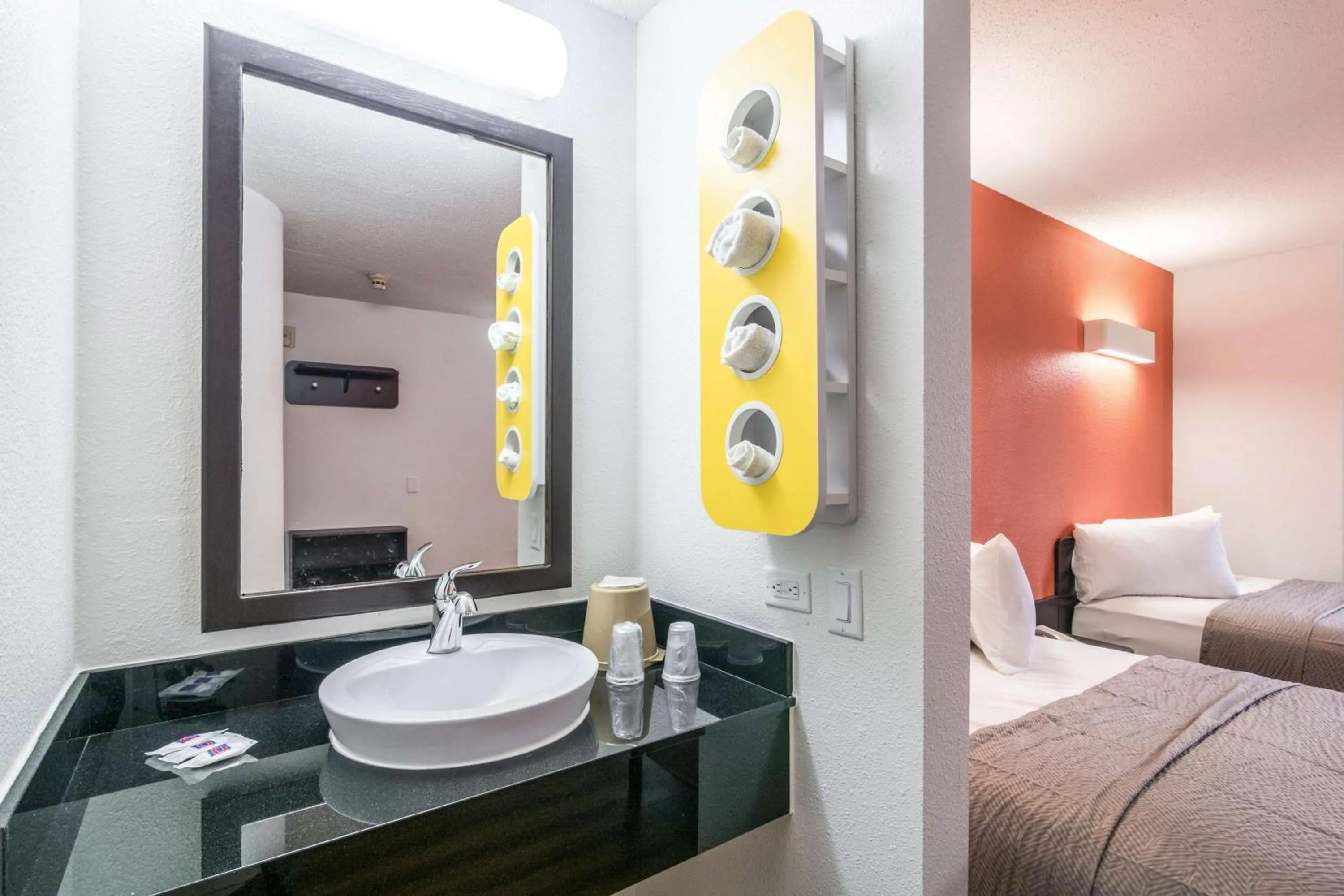 Queen Room - Non-Smoking in Motel 6-Harvey, IL