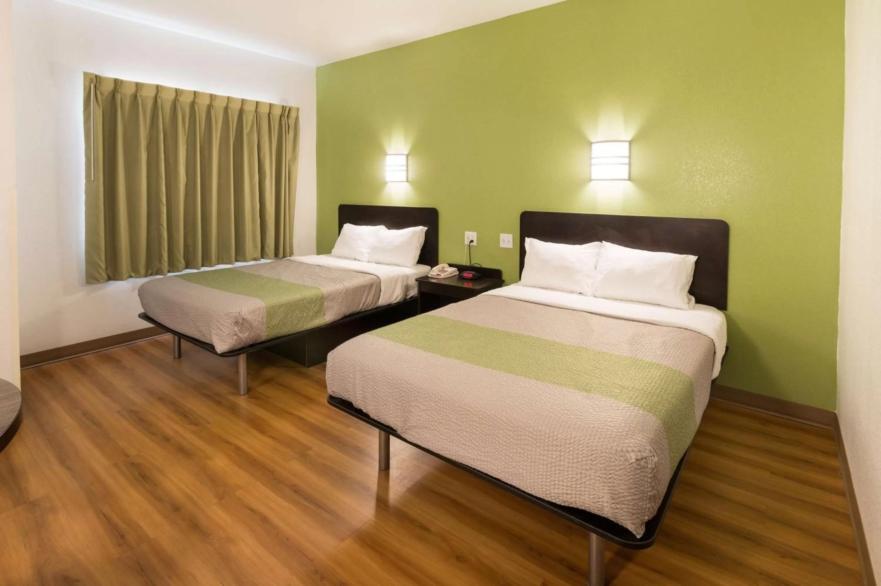 Quadruple Room - single occupancy - Disability Access - Roll in Shower in Motel 6-Hillsboro, TX