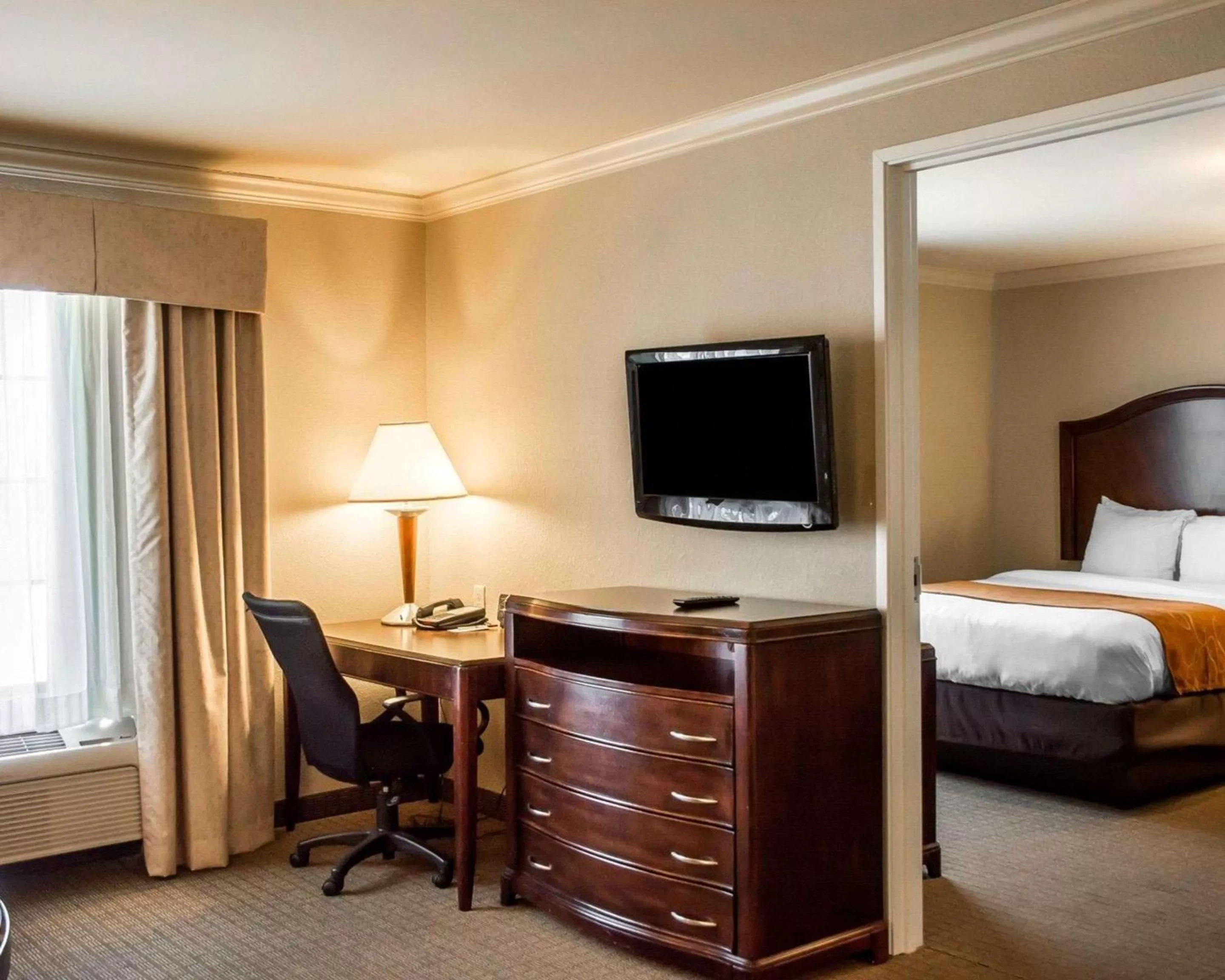 Queen Suite - Disability Access/Non-Smoking in Comfort Suites Cincinnati North
