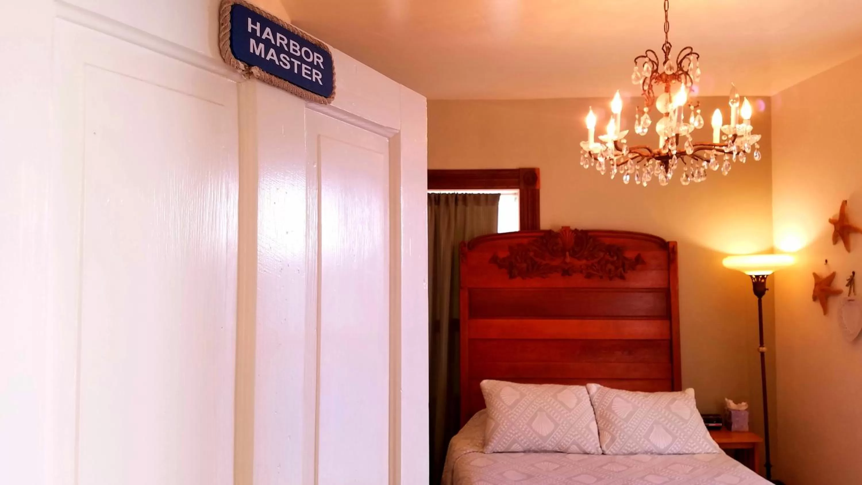 Queen Room in Captain's Inn at Moss Landing