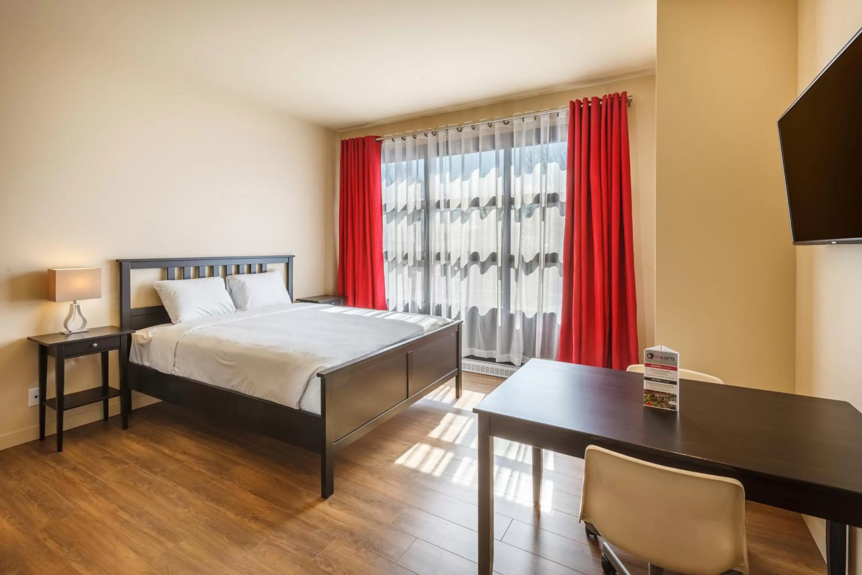 One Queen Bed Studio Building UNILOFT in Hotel Universel