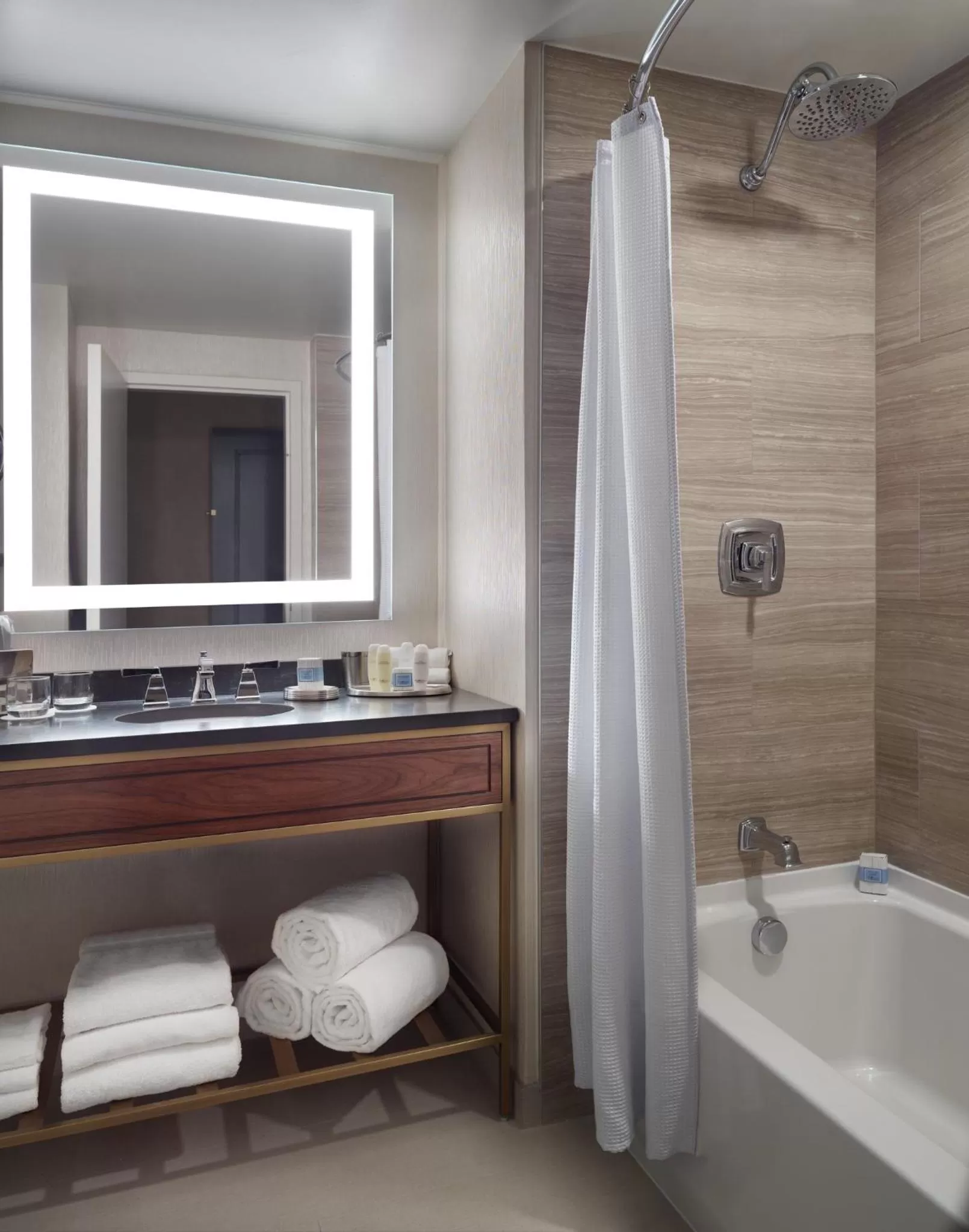 Deluxe Room - 1 queen bed in Omni Richmond Hotel