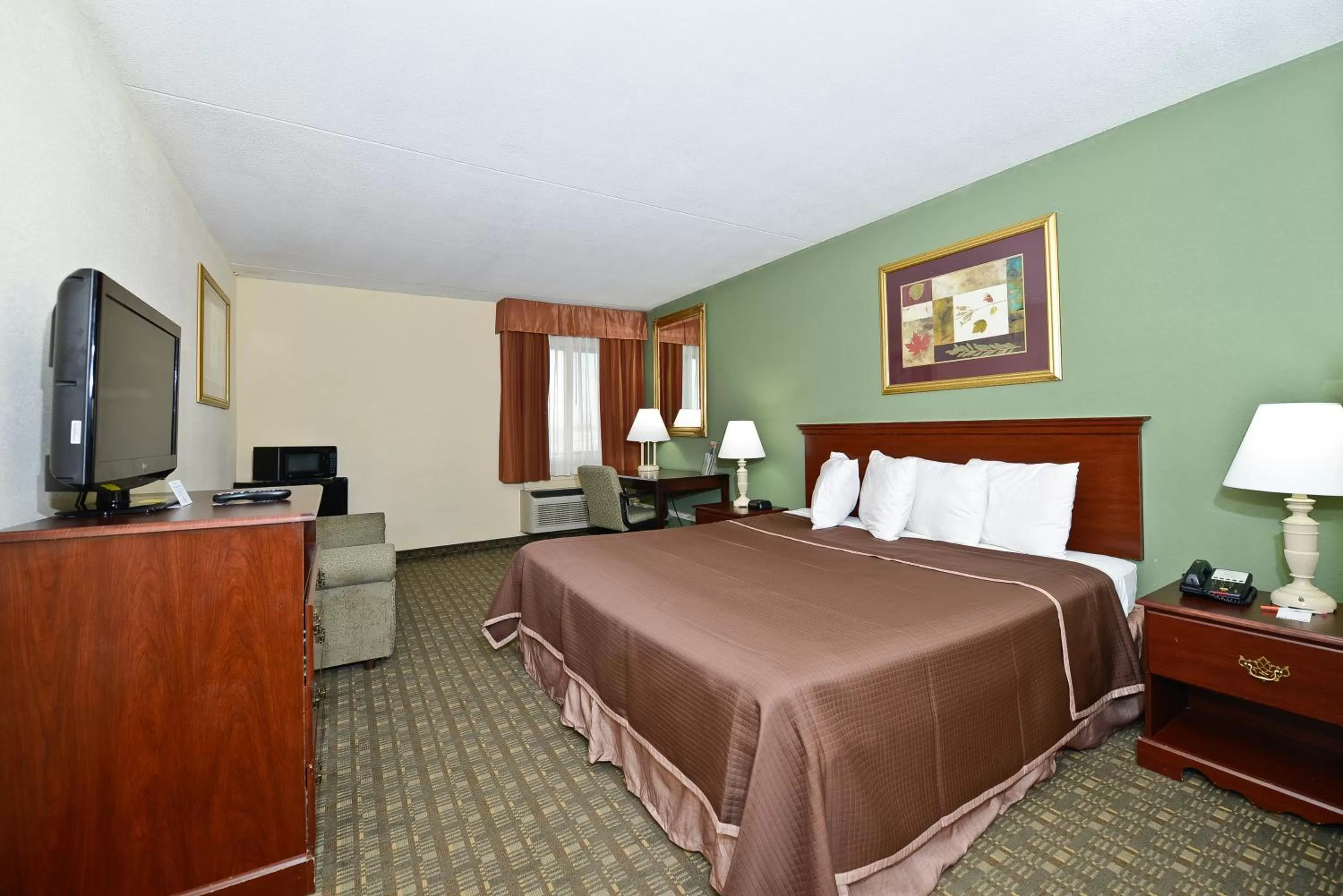 King Room - Non-Smoking in Howard Johnson by Wyndham Newark Airport