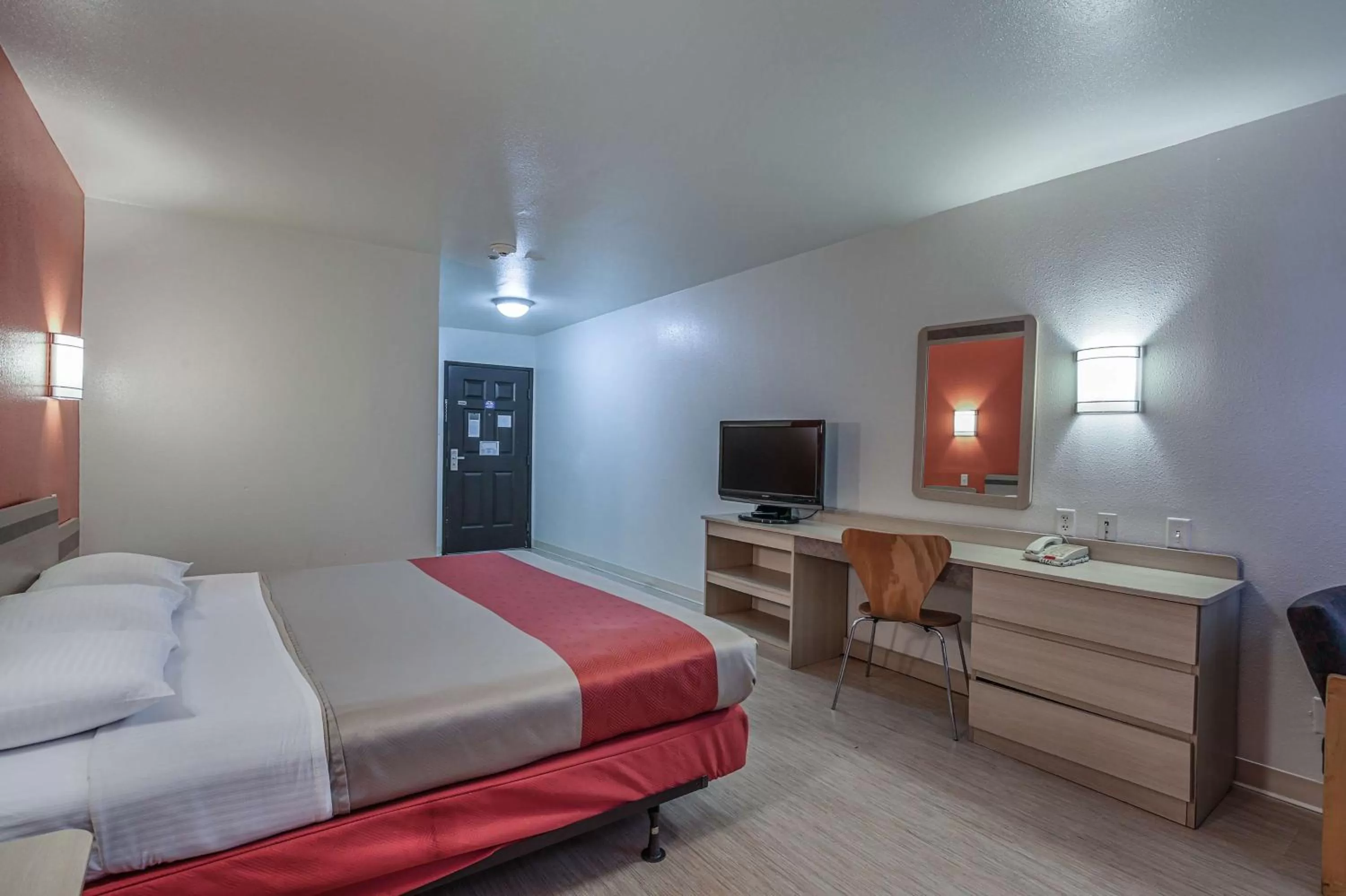 King Room - Non-Smoking in Motel 6-Pasadena, TX