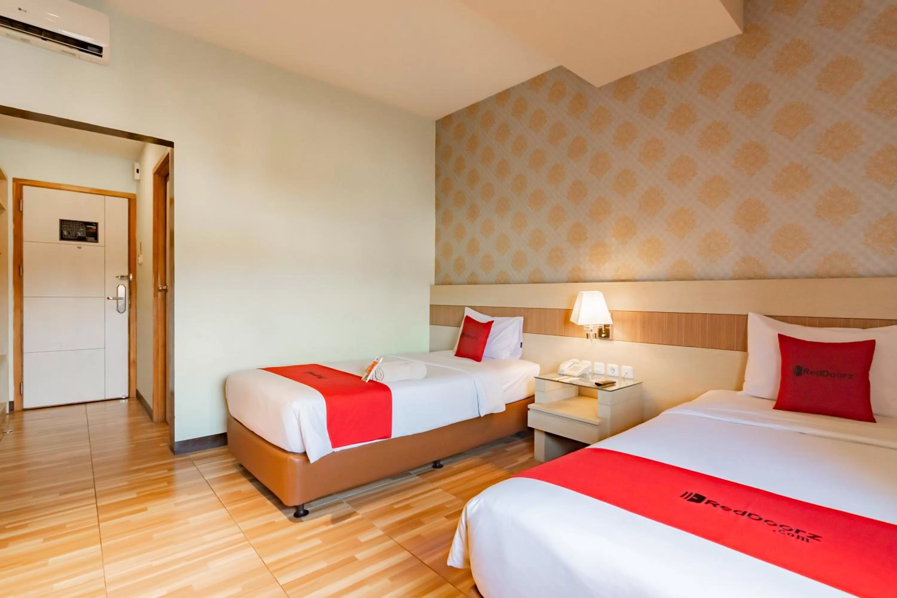 Twin Room in RedDoorz Premium near Bandung Station