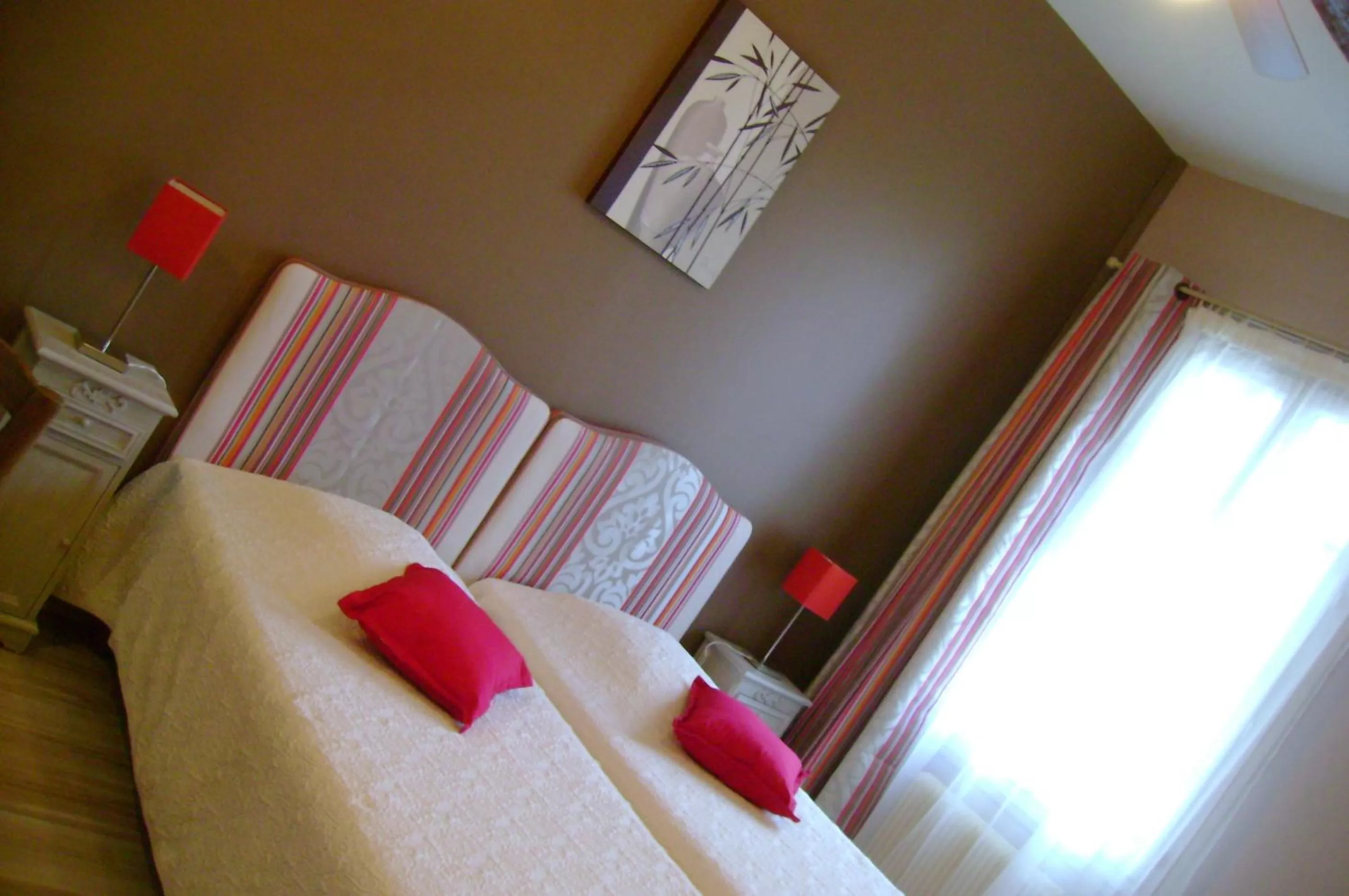Charming Twin Room - street side  in Logis Auberge De Tavel