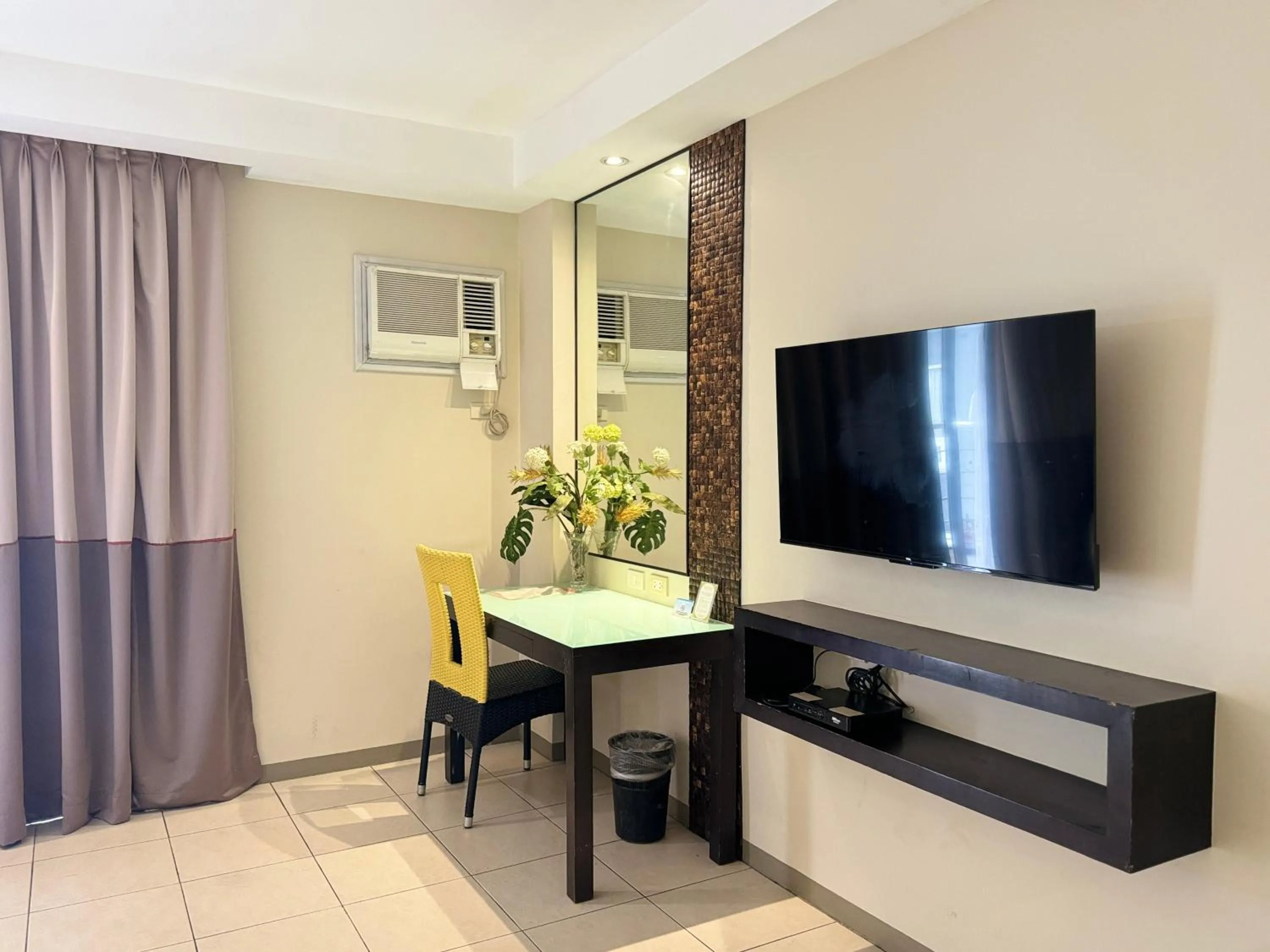 Deluxe King Suite in Circle Inn - Iloilo City Center