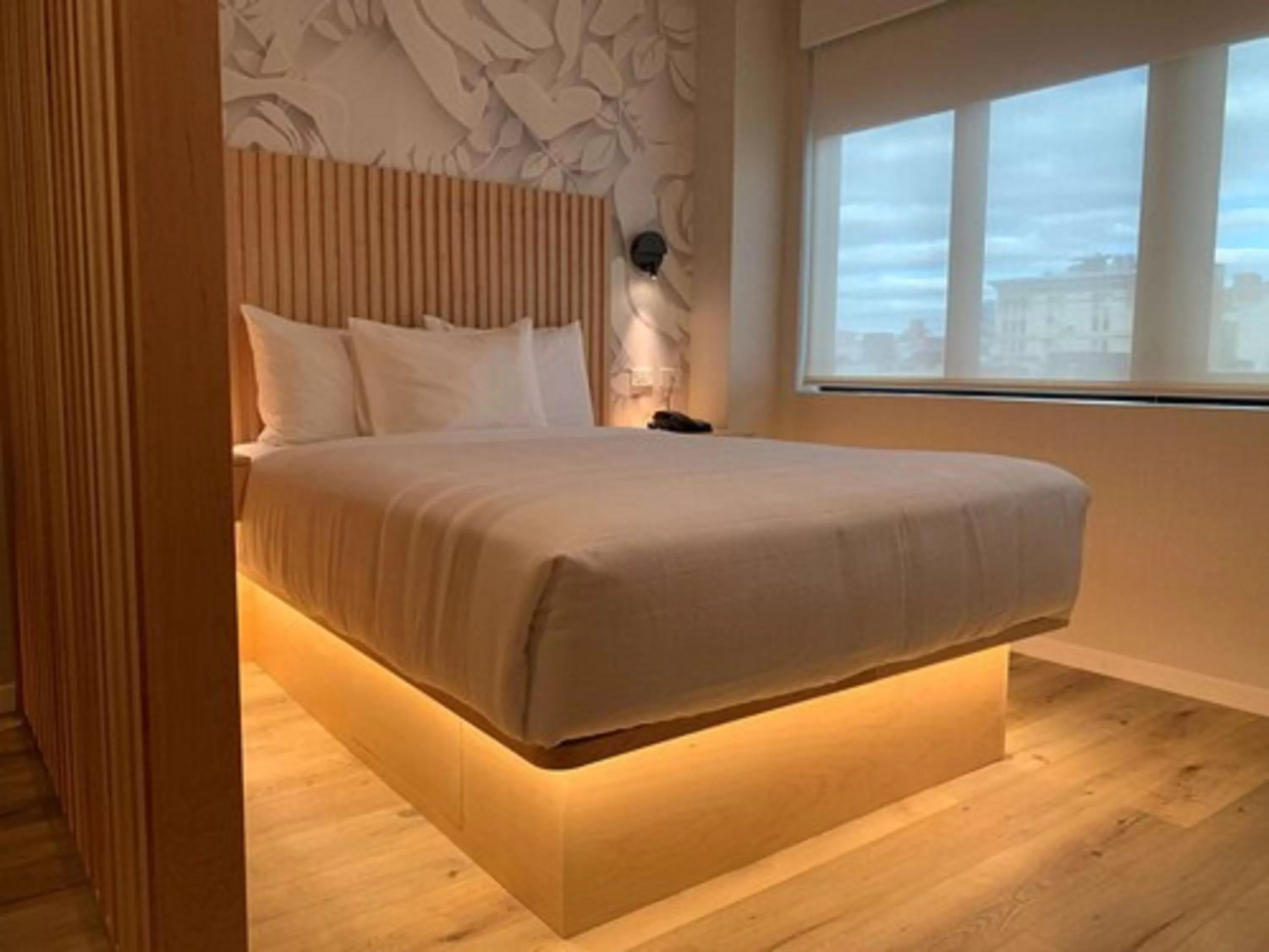 Queen Suite with Mobility Accessible Tub in Best Western Plus Soho Hotel