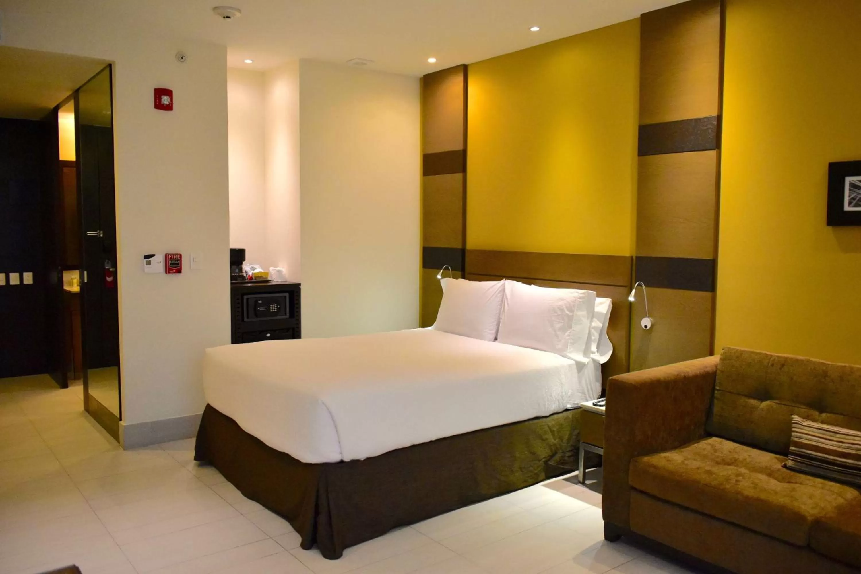 Queen Room with Sofa Bed - Accessible/Non-Smoking in Hampton Inn by Hilton Ciudad del Carmen