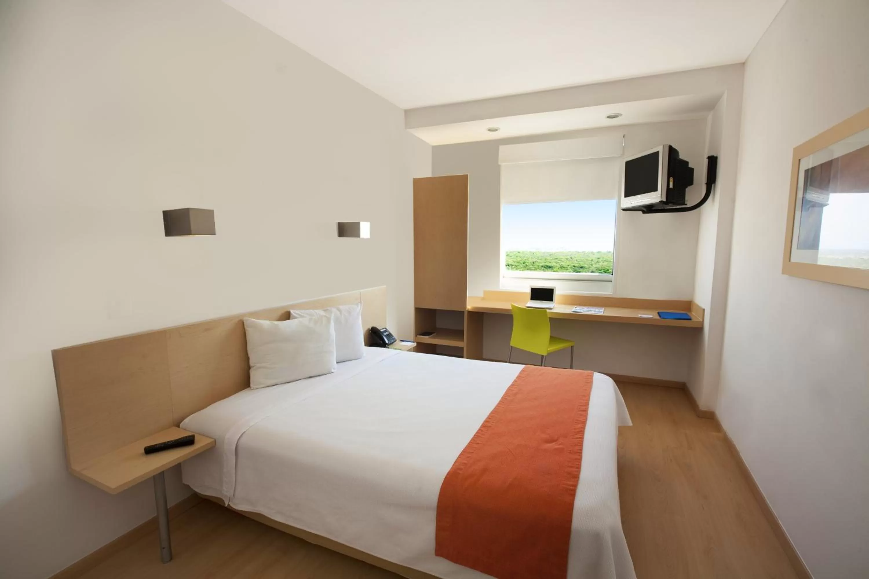 Superior Queen Room in One Monterrey Aeropuerto