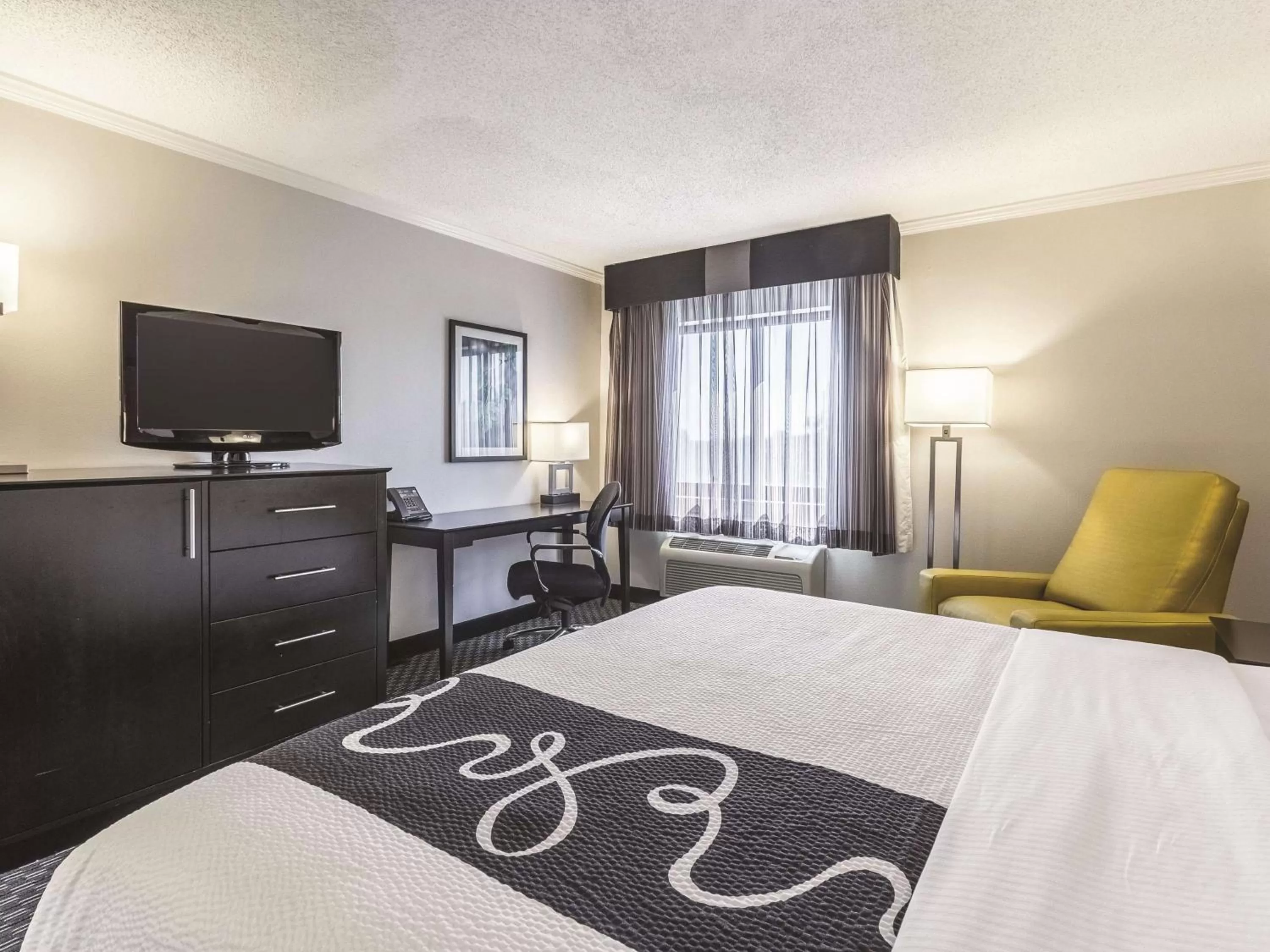 Deluxe King Room in La Quinta by Wyndham Cleveland - Airport North