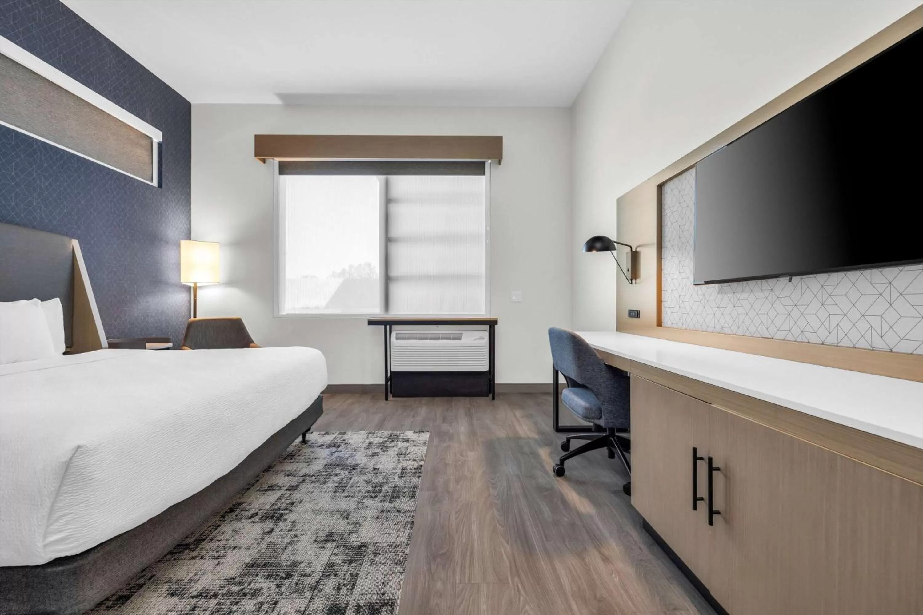 King Room with Mobility Access and Bathtub with Grab Bars, Non-Smoking in La Quinta Inn & Suites by Wyndham San Jose Airport-Downtown