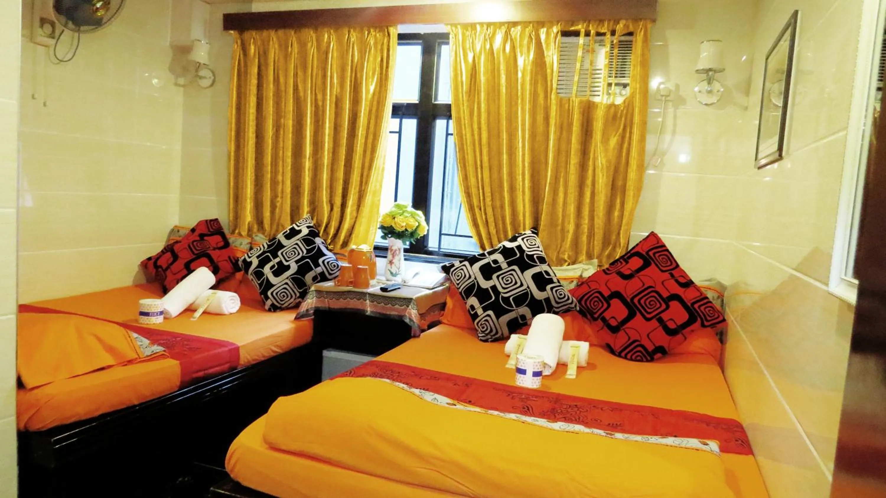 Standard Twin Room in Paris Guest House DHILLON HOTEL HK LTD 24 HOUR RECEPTION BLOCK D E 10F