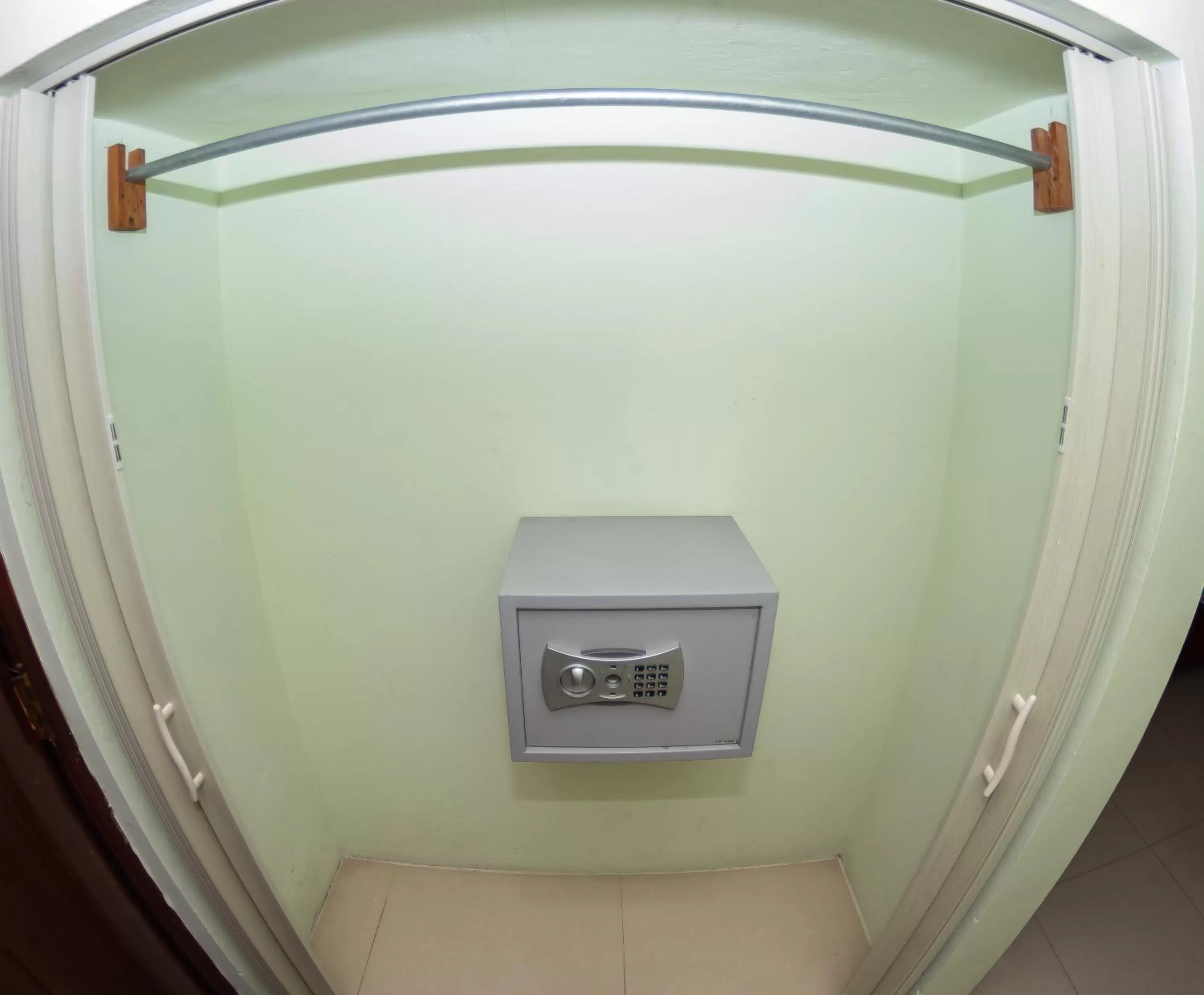 Double Room 2 Queens / 1 Twin in Hotel Renacer