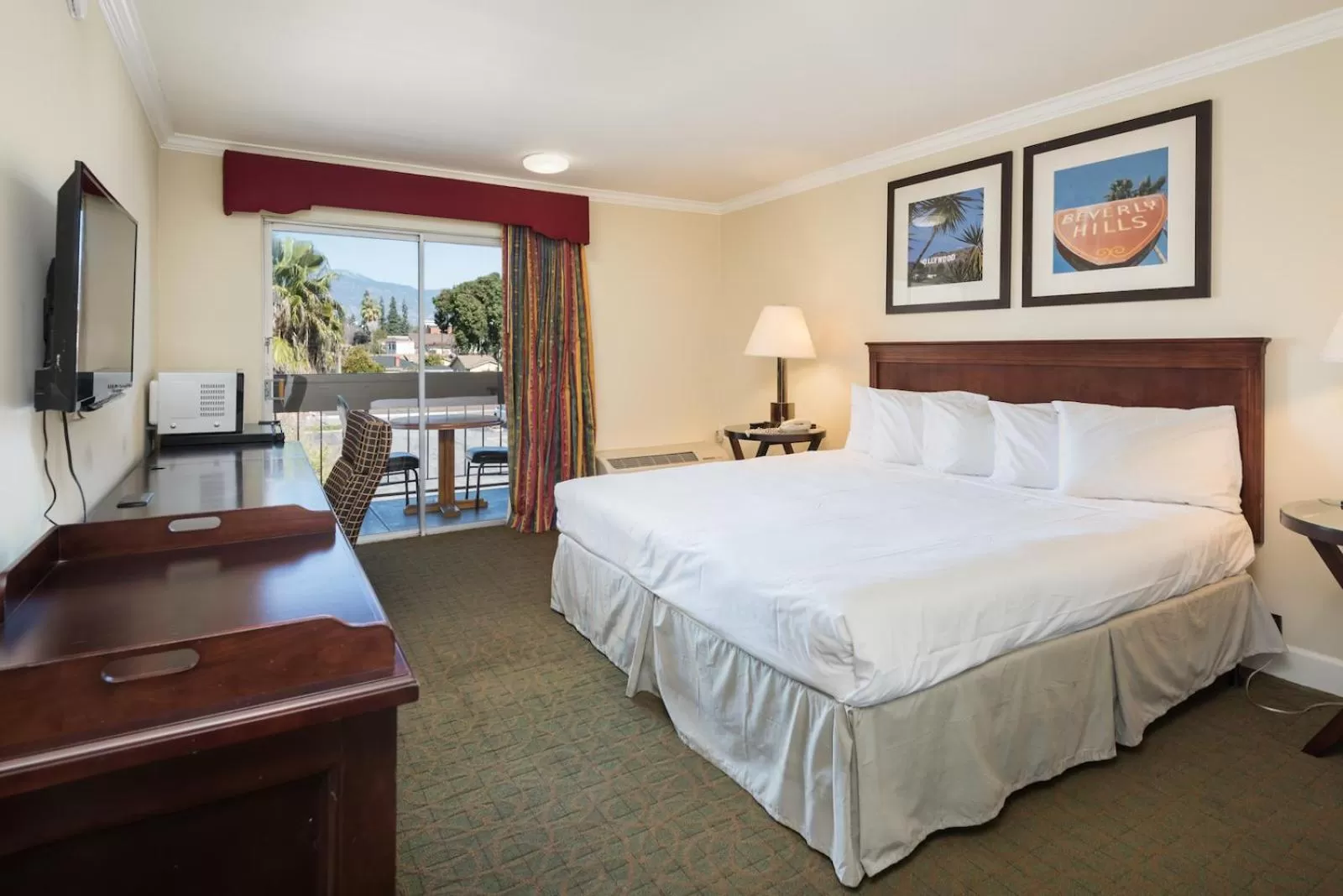 Deluxe King Room with Balcony in Bokai Garden Hotel