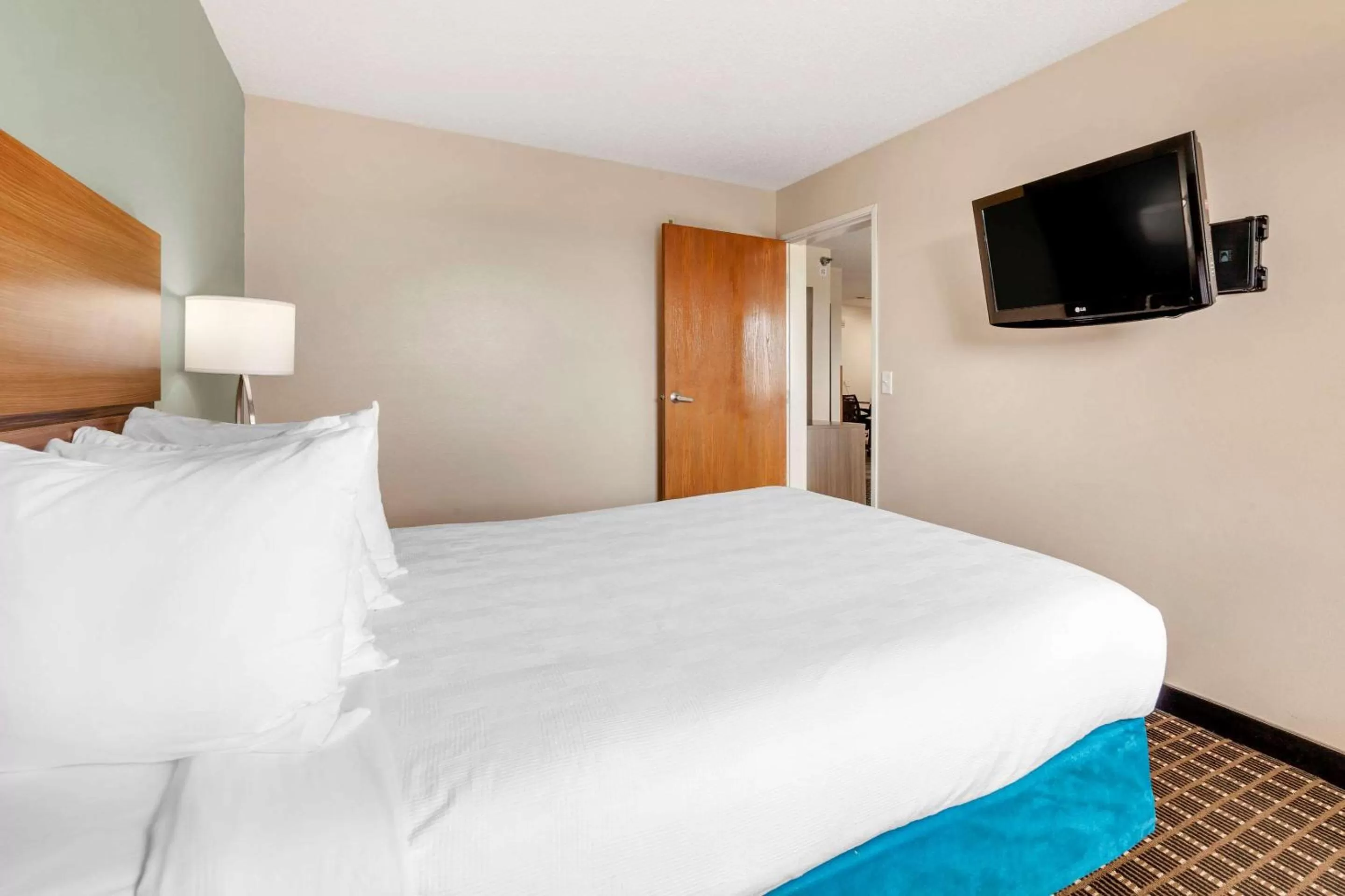 One-Bedroom Queen Suite - Non-Smoking in MainStay Suites Dubuque at Hwy 20