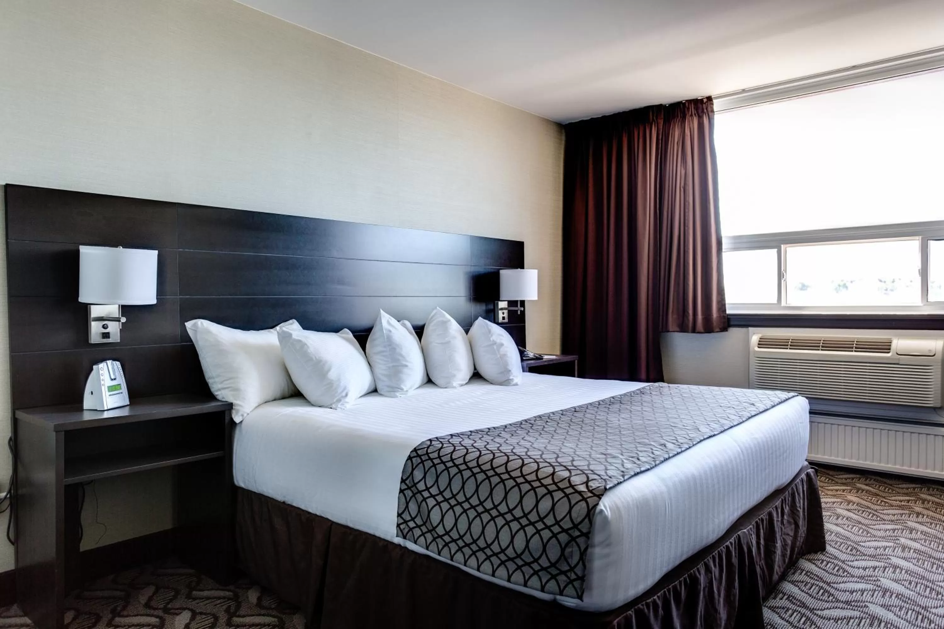 King Room - Non Smoking/Upper Floor in Clarion Hotel