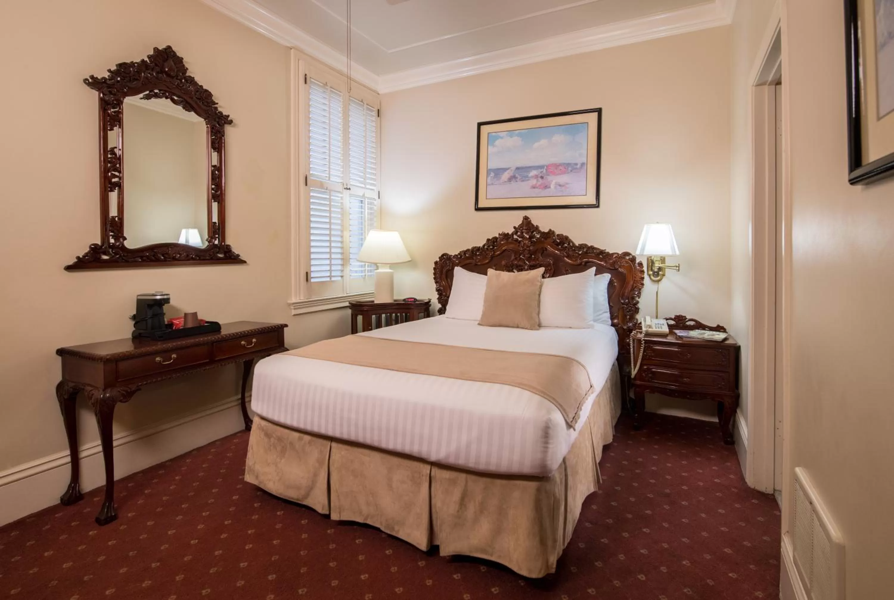 Queen Room in The Monterey Hotel