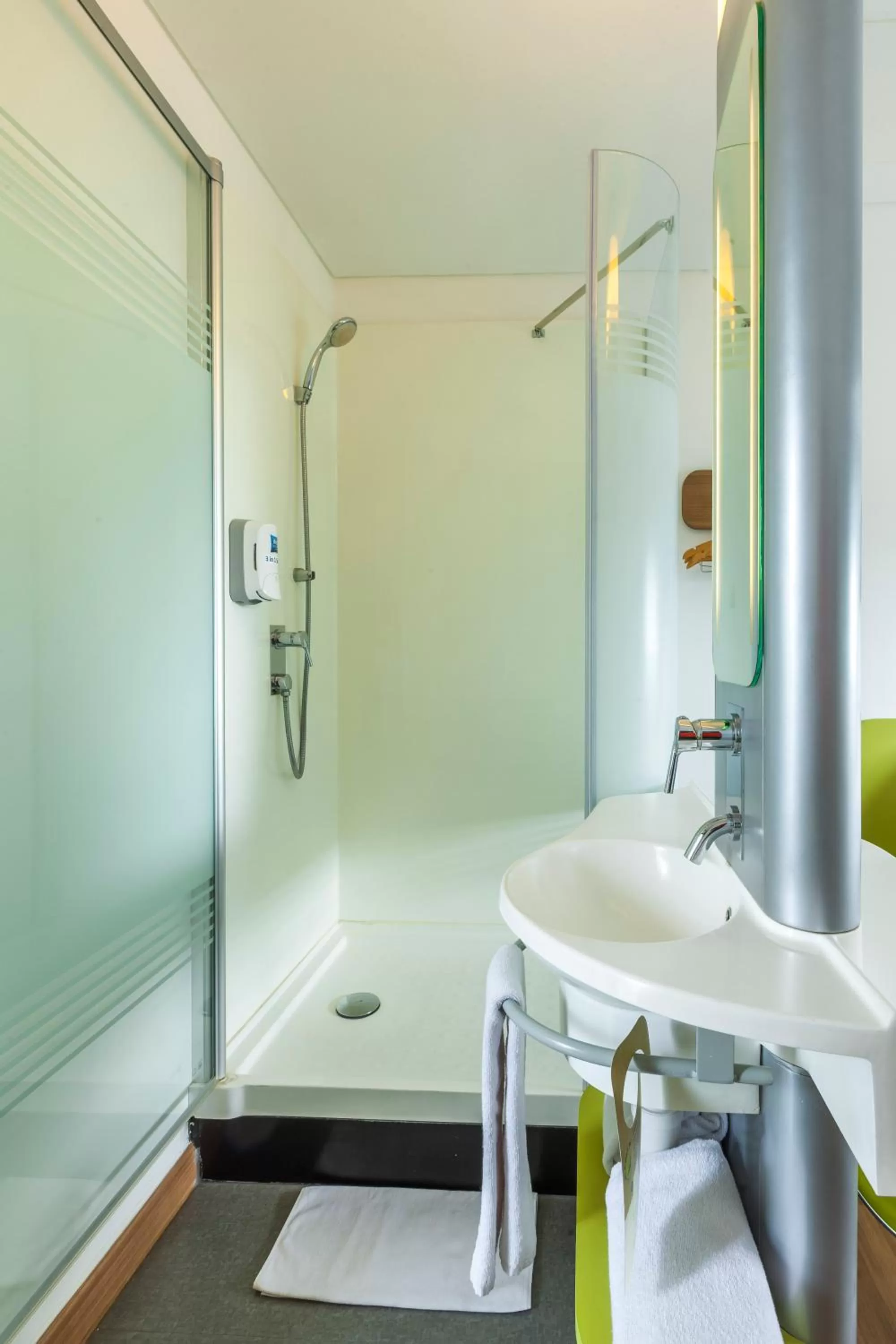 Standard Double Room with Bunk Bed in Deka Hotel Surabaya HR Muhammad