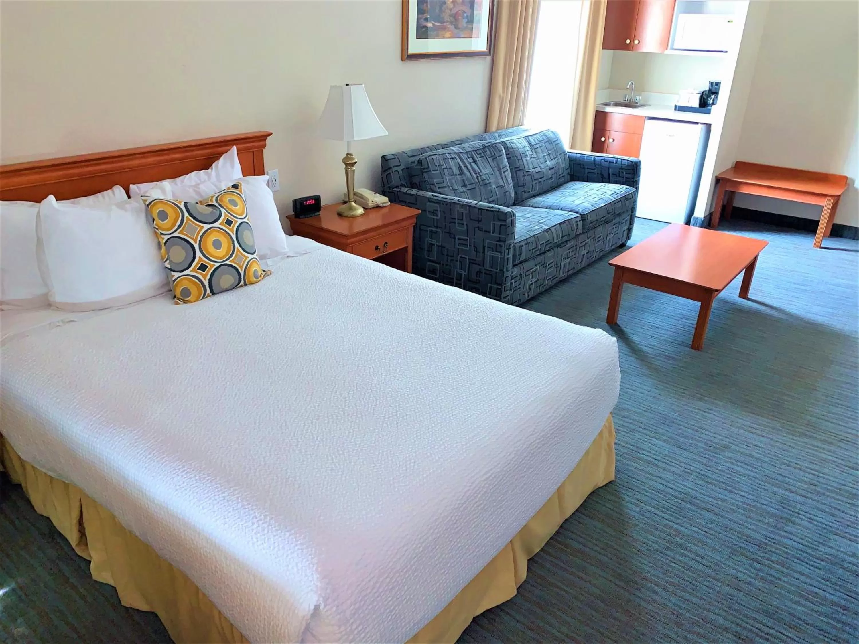 Queen Suite with Sofa Bed in Days Inn by Wyndham Niagara Falls Centre St By the Falls