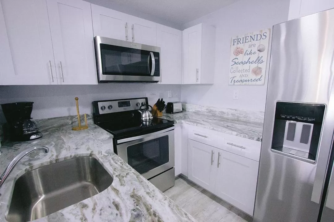 Deluxe King Suite in Vistalmar Beach Resort