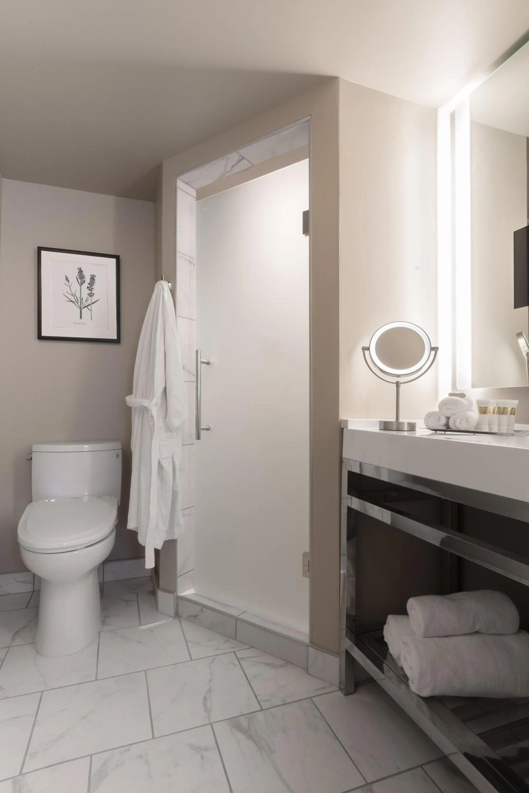 King Room in Seven Gables Inn, St Louis West, a Tribute Portfolio Hotel