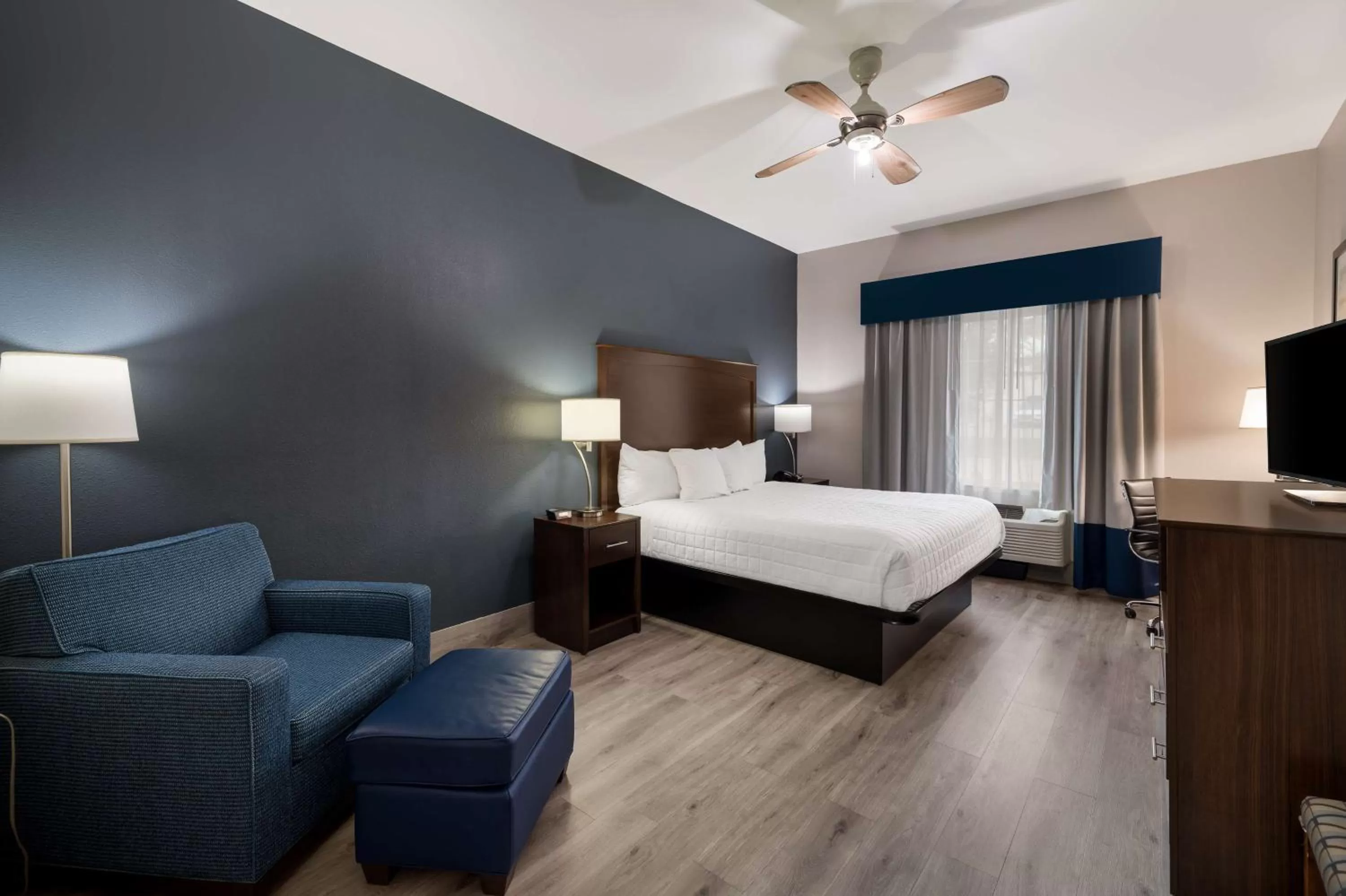 King Room - Non-Smoking in Best Western Plus Lake Dallas Inn & Suites