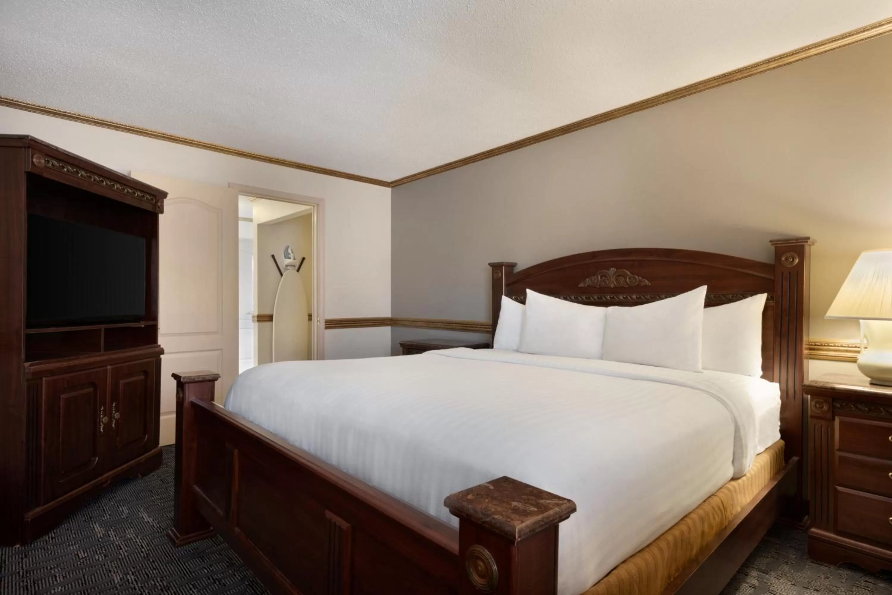 One-Bedroom Presidential Suite - Non-Smoking in Baymont by Wyndham Des Moines North