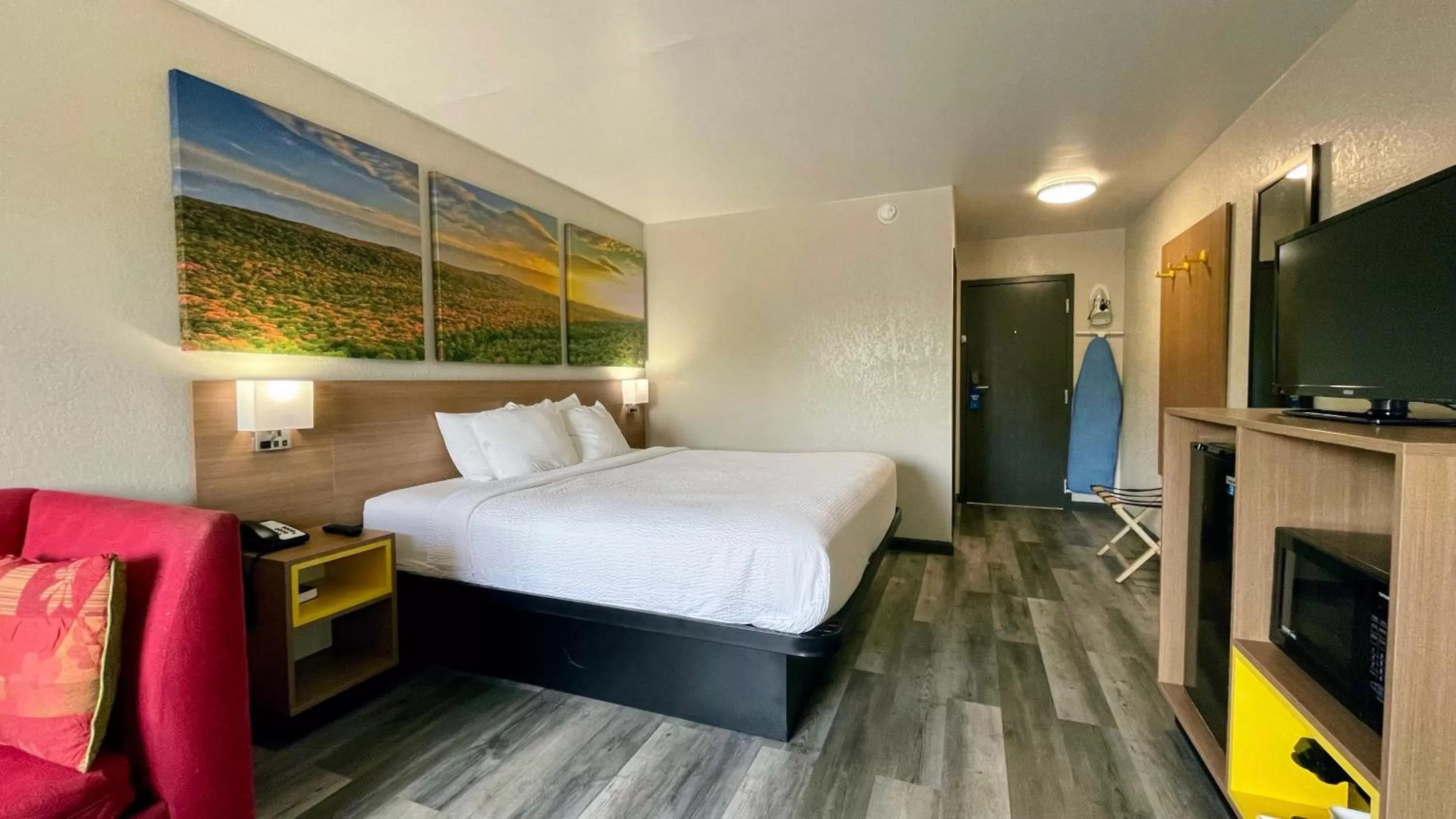 King Room - Disability Access/Non-Smoking in Days Inn by Wyndham Columbus IN