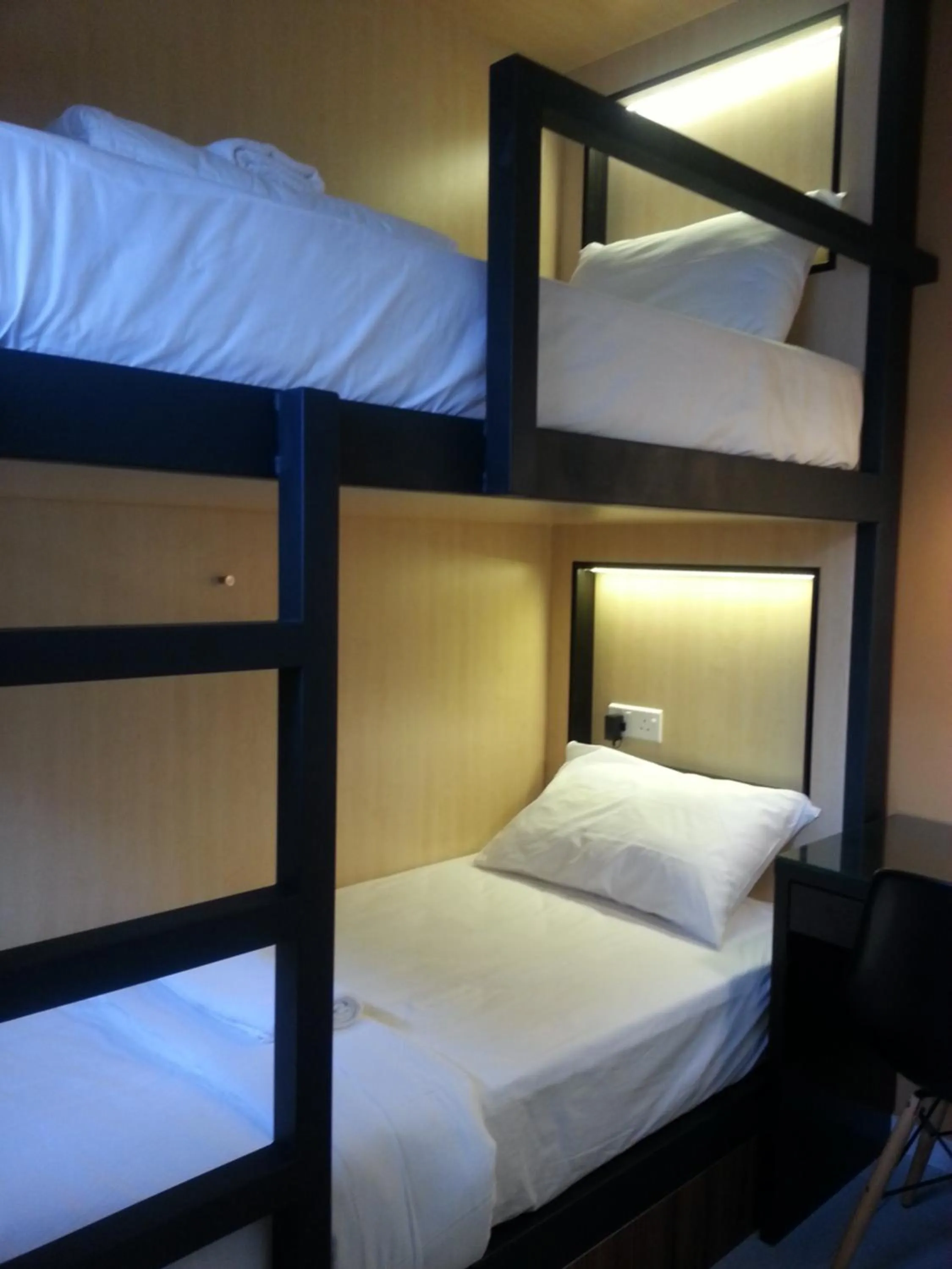 Standard Twin Room (Bunk Bed) With Windows in Hotel 1000 Miles