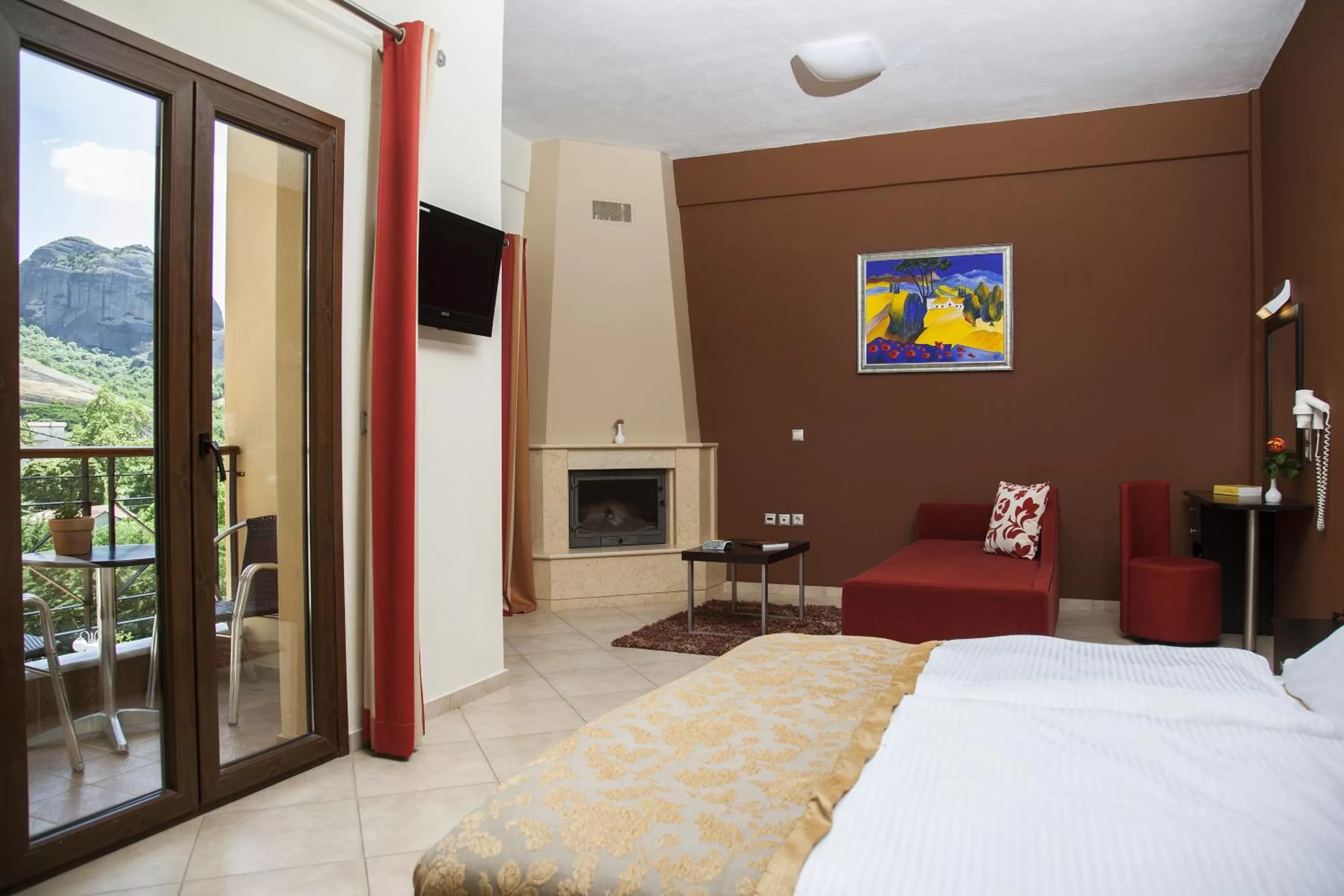 Deluxe Junior Family Suite with Garden and Panoramic Meteora View in Hotel Meteoritis