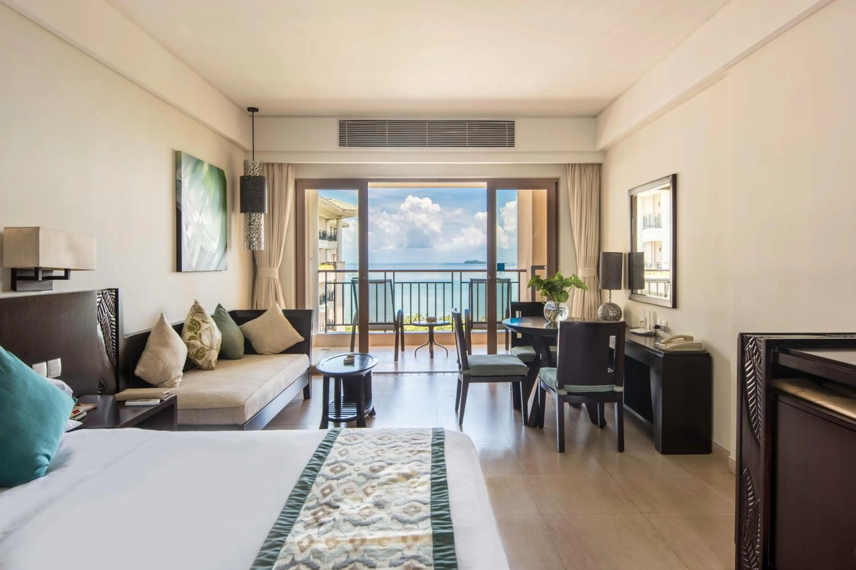Premier King Room with Sea view Room in Howard Johnson Resort Sanya Bay