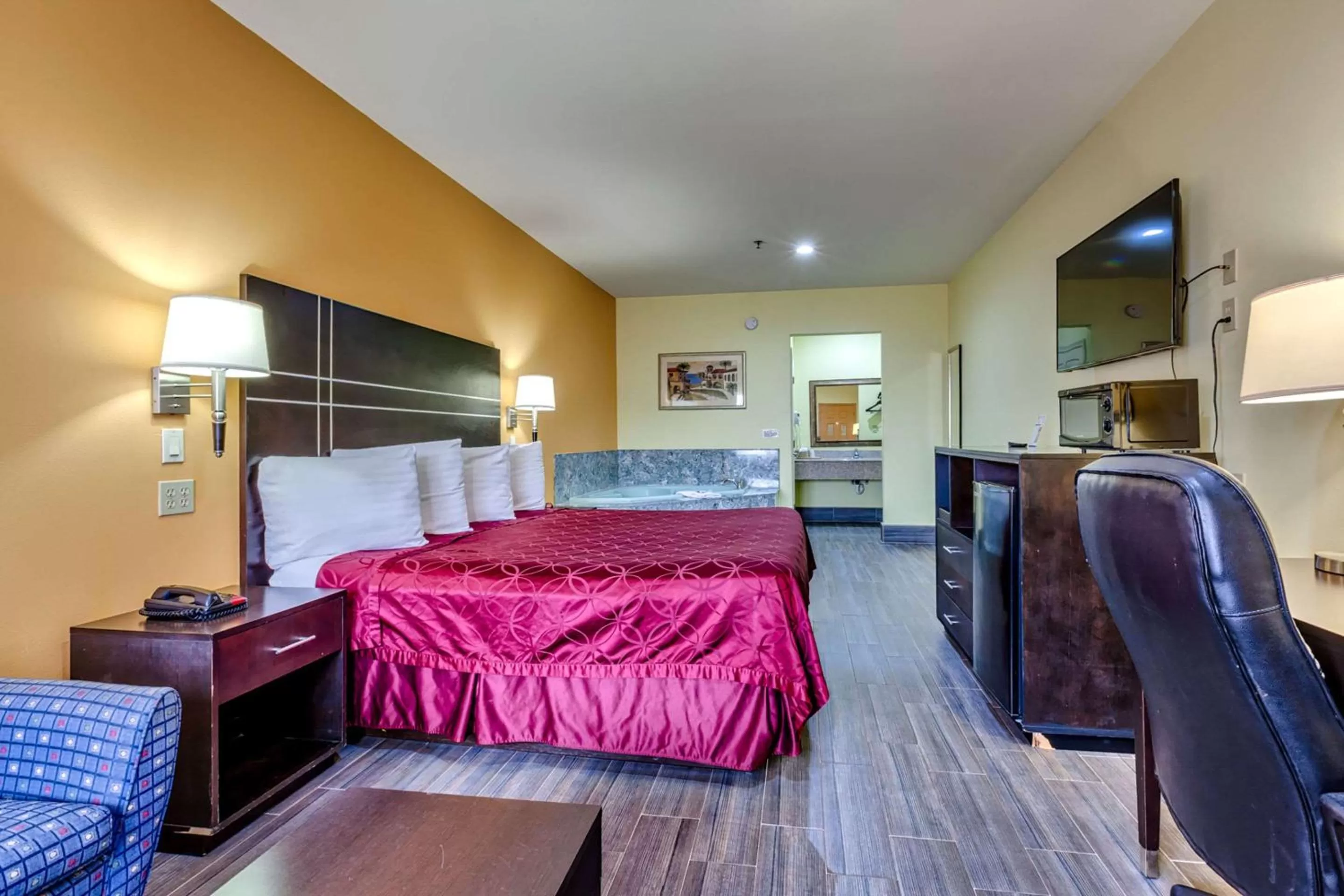 King Suite - Non-Smoking in Quality Inn Brownsville