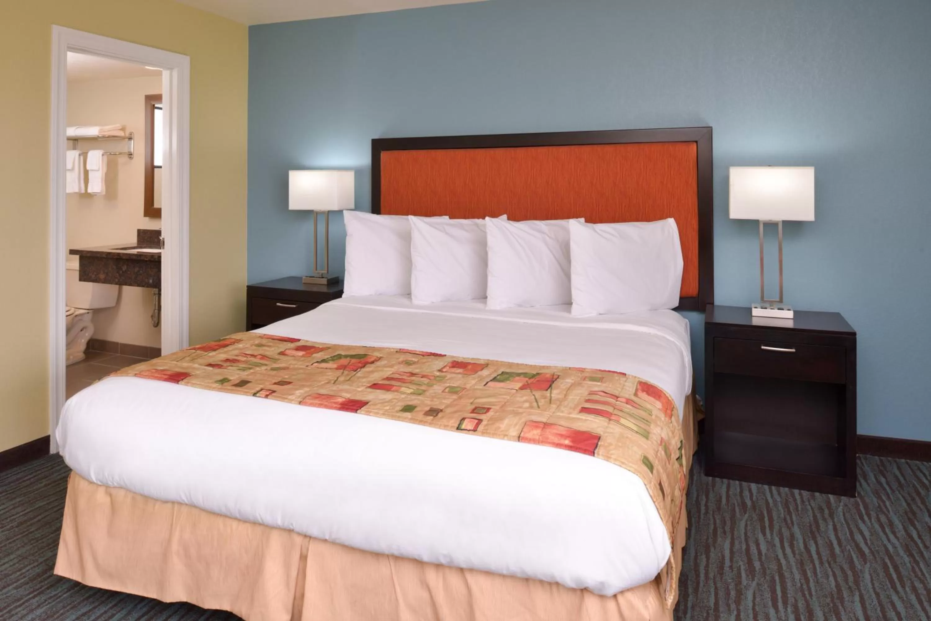 Queen Room in Bay View Inn - Morro Bay