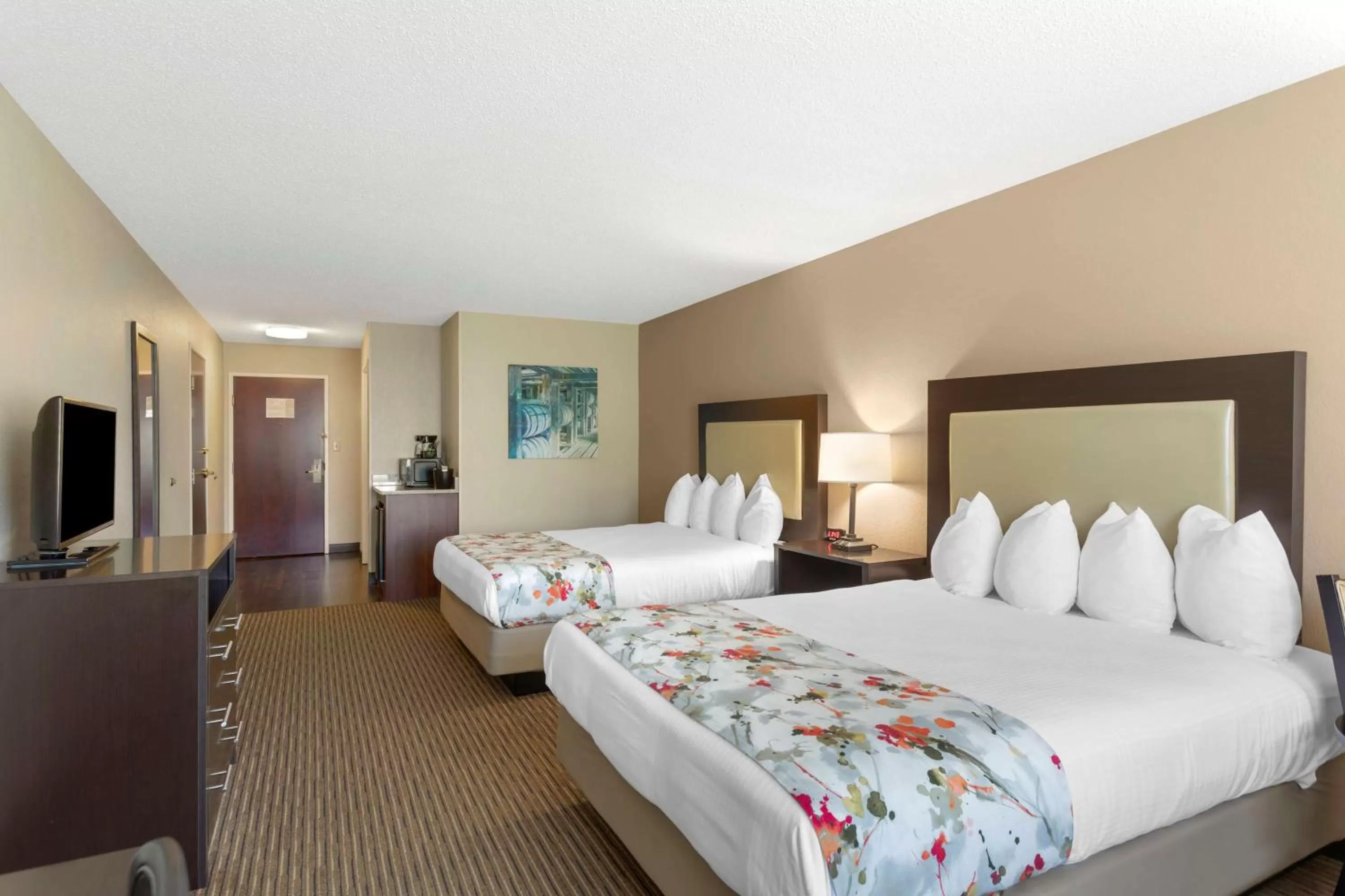 Queen Room with Two Queen Beds and Mobility Accessible Tub in Best Western Lawrenceburg Inn