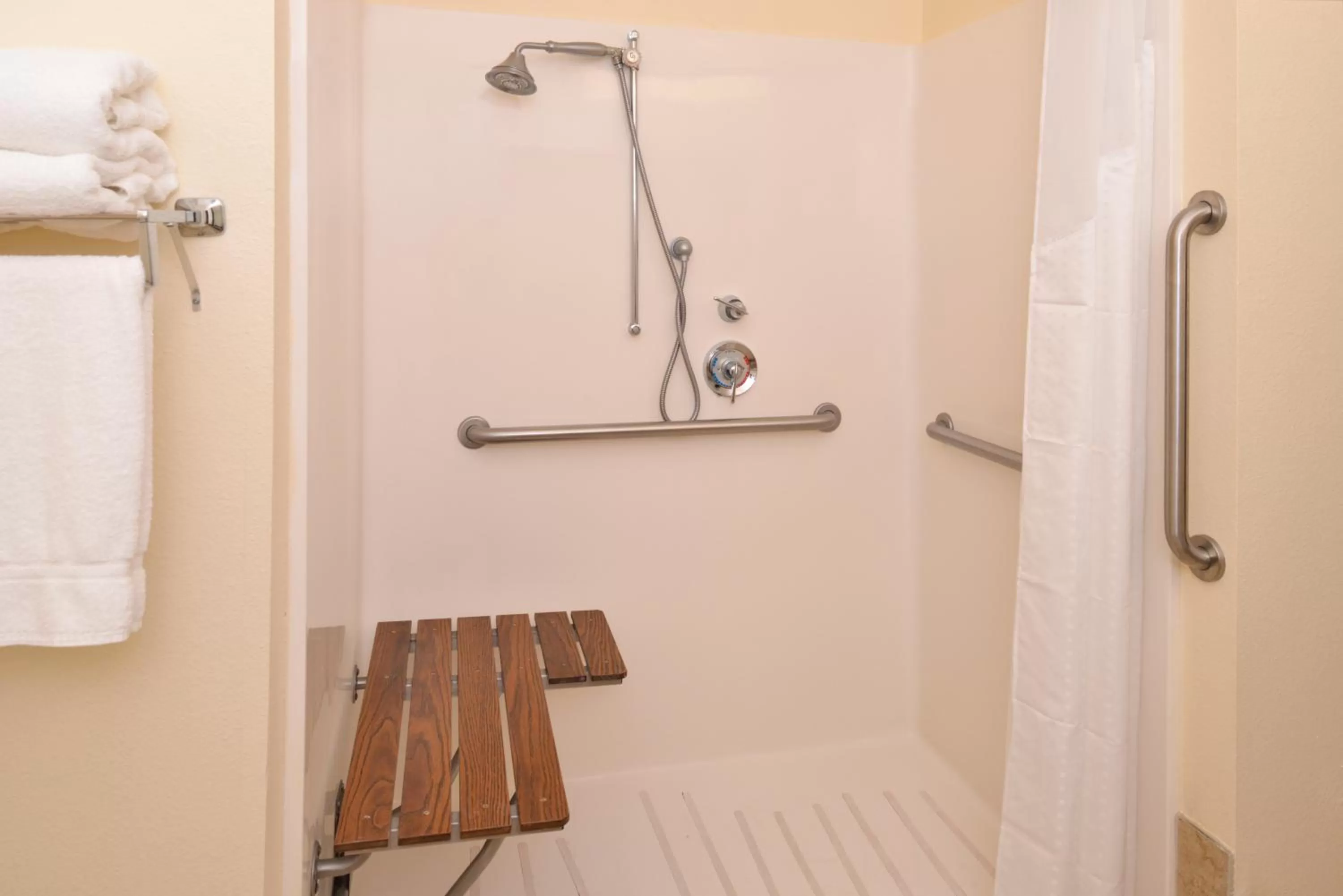 Deluxe King Room - Dissability Access Roll In Shower in Holiday Inn Express St Croix Valley, an IHG Hotel