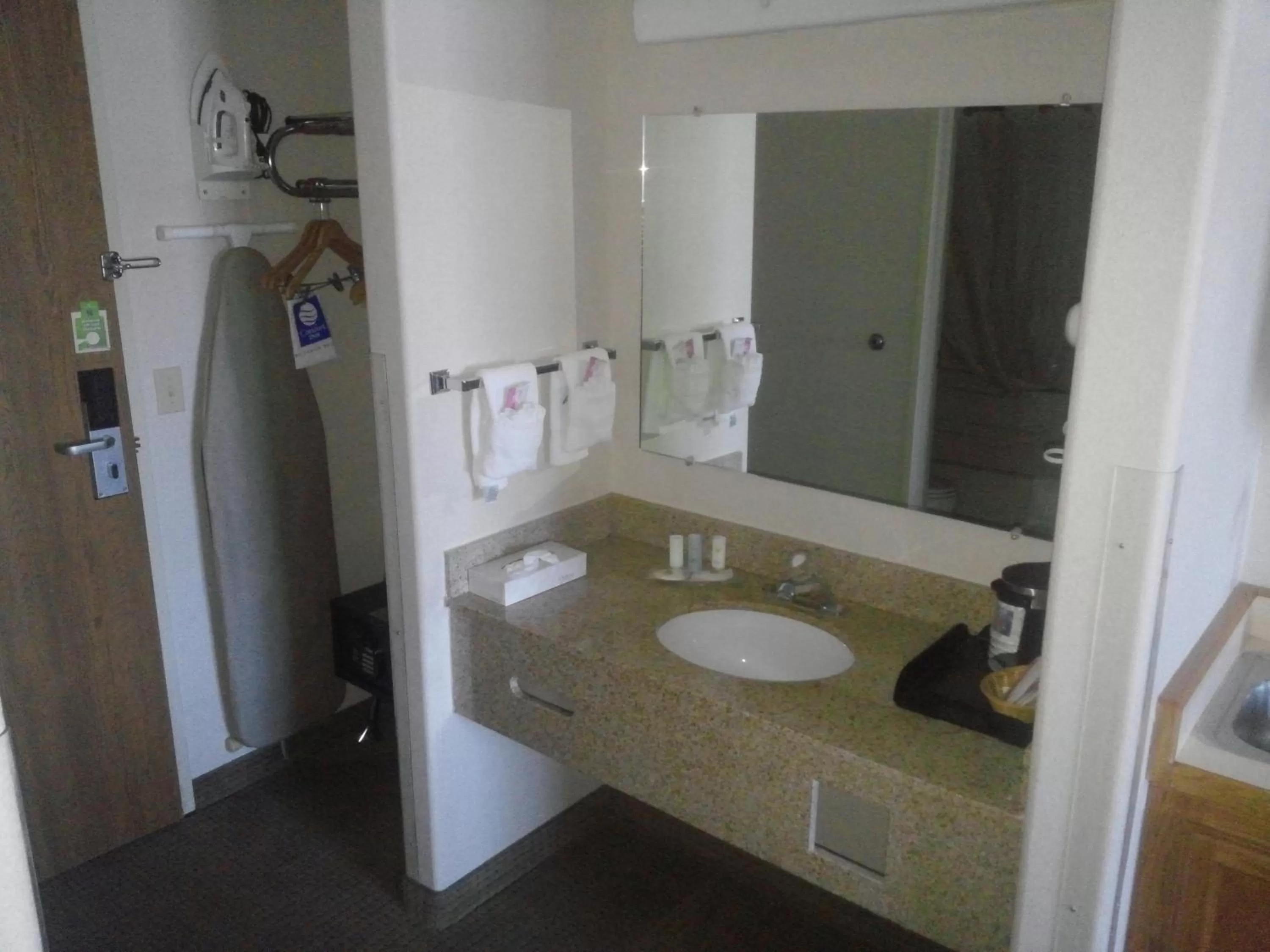 King Room - Non-Smoking in Quality Inn Delta Gateway to Rocky Mountains