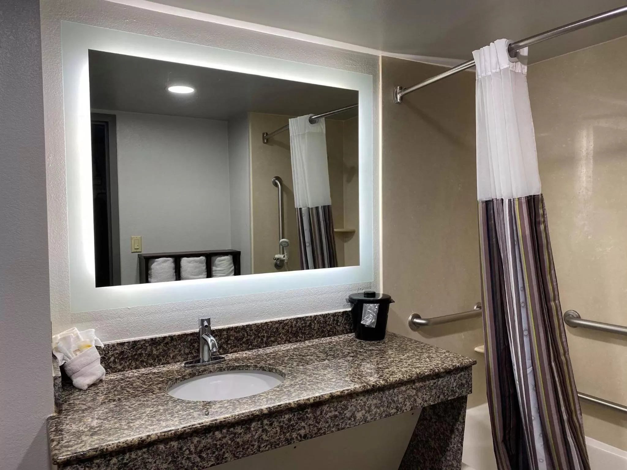 Queen Room with Two Queen Beds - Mobility Access in La Quinta by Wyndham Clarksville