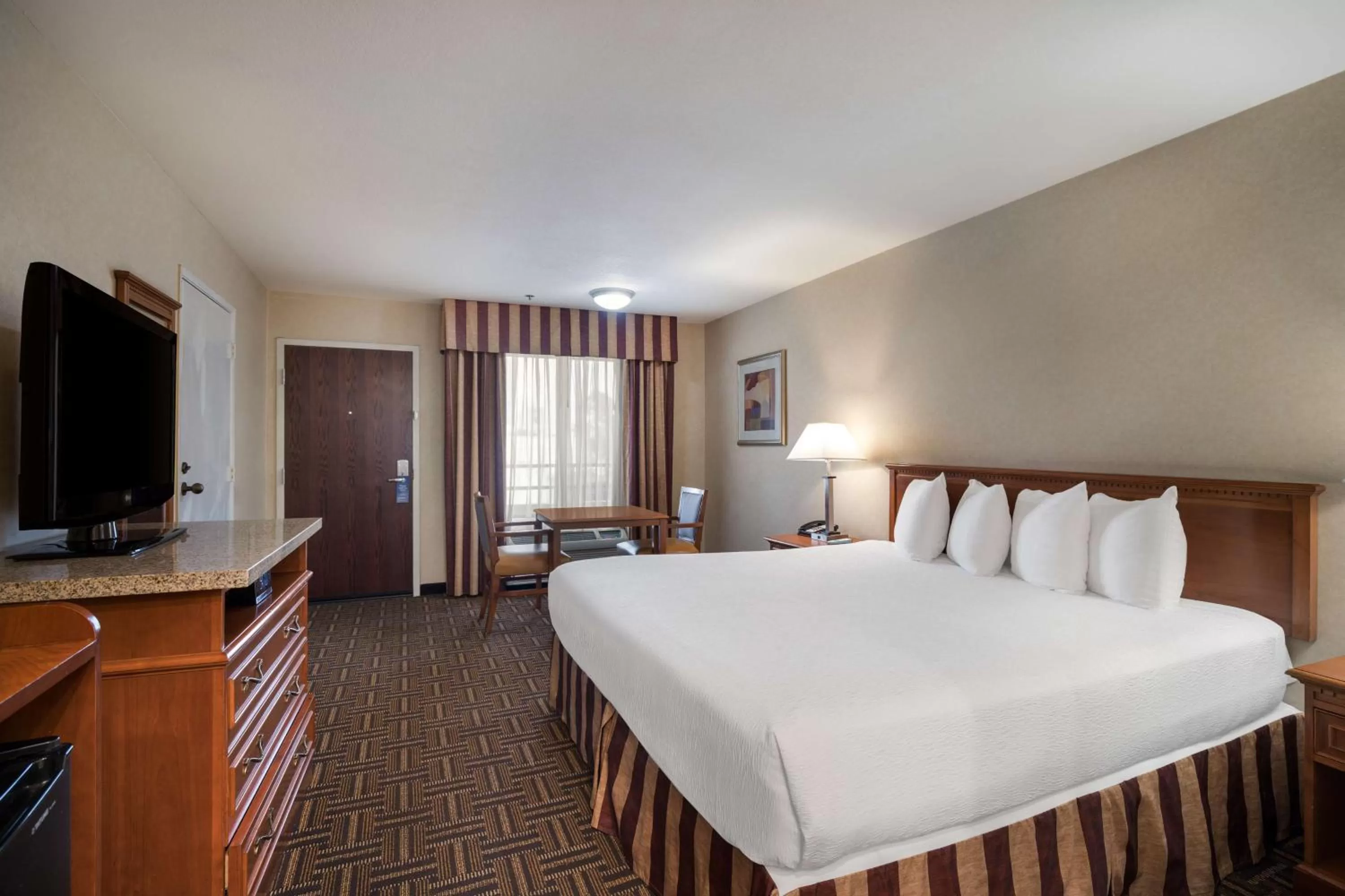 Deluxe King Room in Best Western Norwalk Inn
