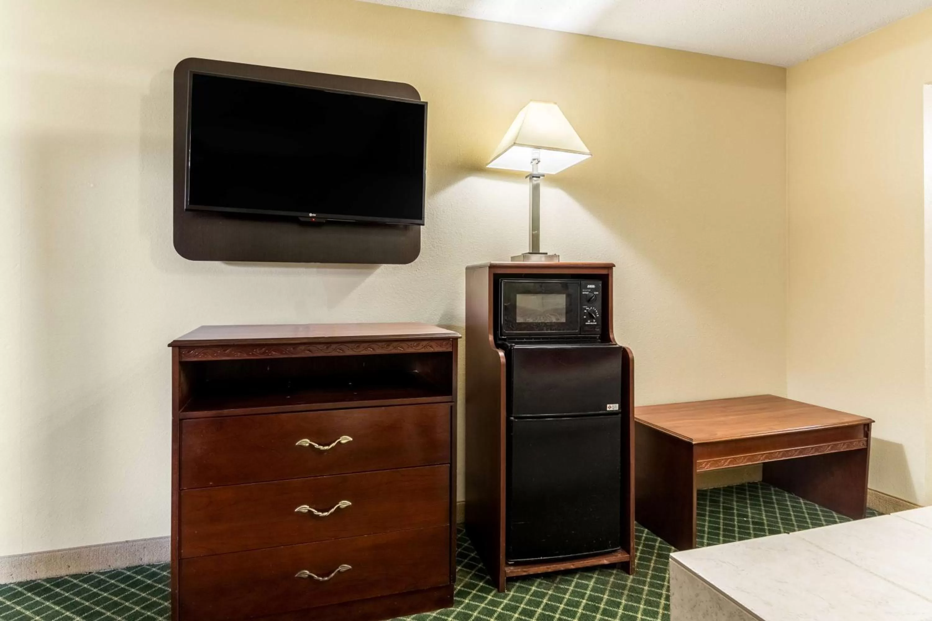 Premium Quadruple Room - single occupancy - Smoking in Motel 6-Kenly, NC