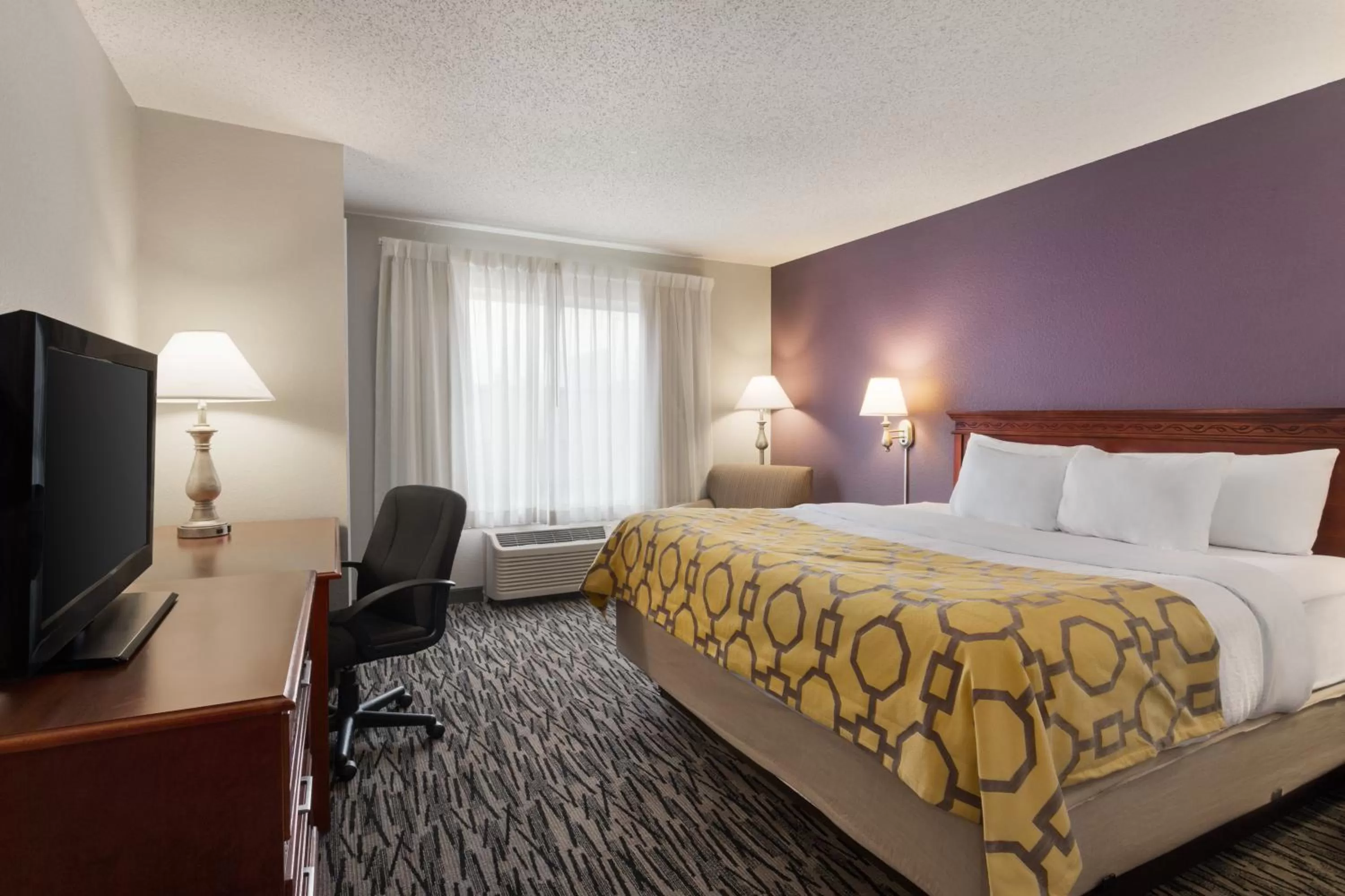 King Room with Bath Tub - Mobility Accessible/Non-Smoking in Baymont by Wyndham Springfield I-44